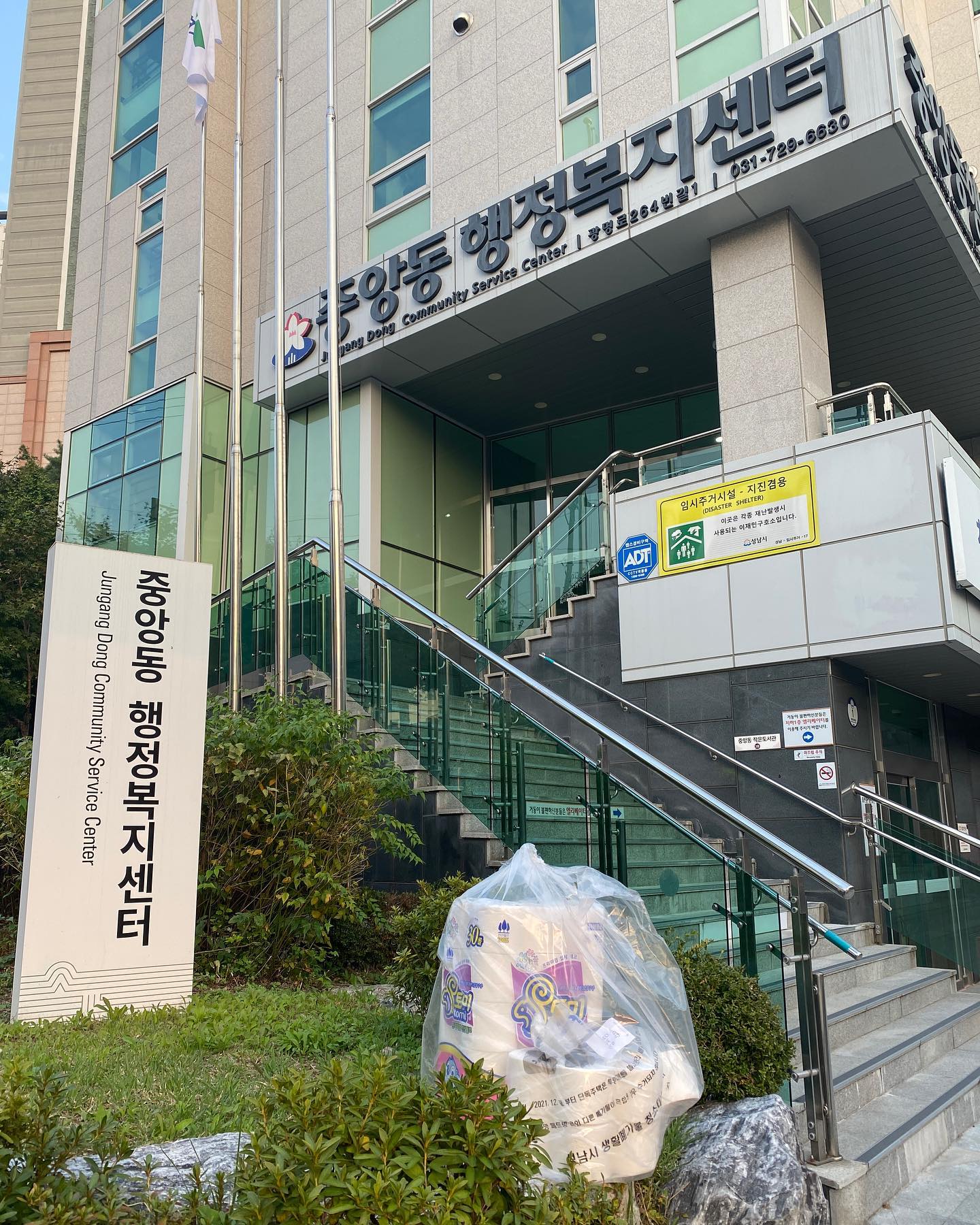 -
오늘은 10월 18일!
#중앙동행정복지센터 #우유팩 ♻️휴지 교환하는 날이라 지난주 11일부터 17일까지 학교에서 다같이 모은 우유팩을 정리해 가져갔다! 오후 5시에 휴지 찾아가라는 담당 공무원 전화를 받고 찾아온 롤휴지 40개! 😆🧻x40 👏🏻👏🏻👏🏻

교장선생님의 제안으로 대의원회에서 논의, 의결하여 자원순환교육의 일환으로 하게 된 #챌린지 였는데 생각보다 많이 참여해주셔서 감사…😊

근데 난 당연히 매달 할거라 생각하고 추진한건데 다들 다음달에 또 할거냐고 하시네🤣 ㅋㅋㅋㅋㅋ 정리해서 가져가고 가져오는 게 뭐.. 좀 일이긴 하지만 재미있는 이벤트 아닌가?ㅎ 같이 모아서 같이 쓰는데 의의를 두고… ㅋㅋㅋ 계속하면 좋겠다!

#성남제일초등학교 #성남제일다함께챌린지 #성남제일초