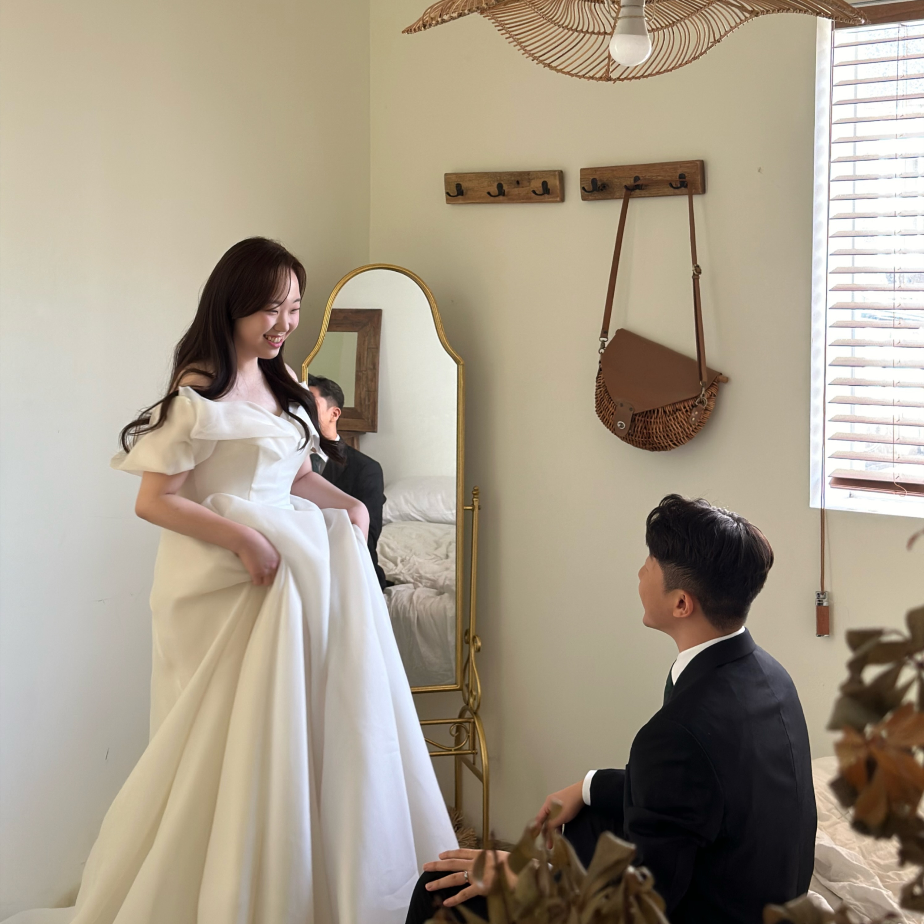잠깐만,, 웨딩촬영 너무 재밌네? 👰🏻‍♀️🤵🏻
나를 주인공으로 만들어주신 나의 히로인들은 한분씩 소중하게 소개할테야 쪼끔만 기다려죠요 𝐦𝐲 𝟎𝟔𝟎𝟏 𝐡𝐞𝐫𝐨𝐞𝐬 💌
⠀
📸
👗
👔
💄
💇🏻‍♀️
💆🏻
🕊️
💐
🤳