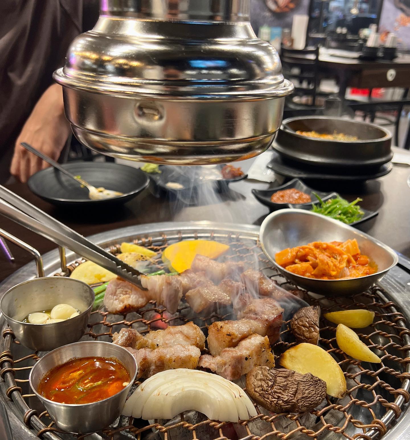 #협찬

추석연휴 시작, 맛있는 외식과 함께 ><
전에 내가 스스로 검색해서 갔던적이 있는 인생화로😊

국내산 프리미엄 한돈!
생고기자체가 워낙 좋구요
통삽겹이라 두둠하니 맛있고, 육즙팡팡 맛은 보장!!
기본 구이야채도 함께 나와서 아이랑 가기에도 좋다

양념게살비빔밥을 추가해서 먹었는데
아주 감칠맛나고 넘 맛있구요
밥도 싹싹 다 먹었다는^^
아 그리고 기본으로 나오는 찌개가 토하매운탕
시원하니 얼큰해서 고기랑 먹기에도 딱 좋음!!

맛있게 먹고, 이제 추석연휴 시작><

✔️인생화로
✔️경기 김포시 김포한강9로 12번길 7-15
✔️0507-1305-6227

#협찬 #김포삼겹살 #구래동삼겹살 #김포맛집 #구래동돼지 #구래동맛집 #삼겹살 #한강신도시맛집 #한강신도시삼겹살 #구래동고깃집 #인생화로
