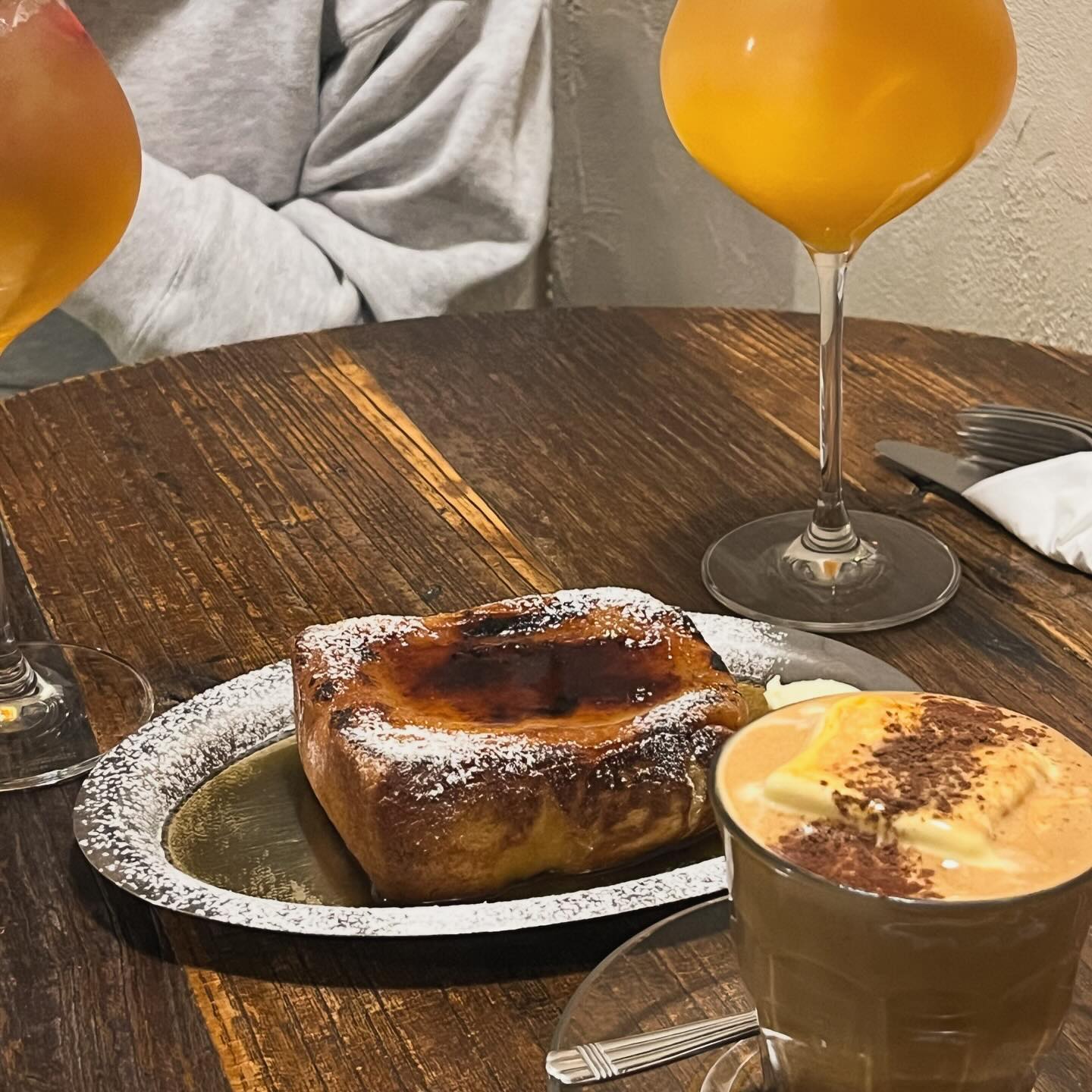 프토가 너무 먹고싶어서 🫶🏻
바삭하고 촉촉하고 부드러운.,, 짱짱맛 ❤️
사장님도 너무 친절하시고 , 쪼금 대기했는데 
바로 근처에 예쁜 소품샵도 같이 하셔서 구경하니 굼방 
자리 나서 굿굿,, 또 가야징 ღ’ᴗ’ღ
.
.
.
#수성구카페 #신천시장카페 #대구카페 #머뭇 #대구머뭇 #카페머뭇
#대구프토맛집 #프렌치토스트만들기 #대구가볼만한곳추천