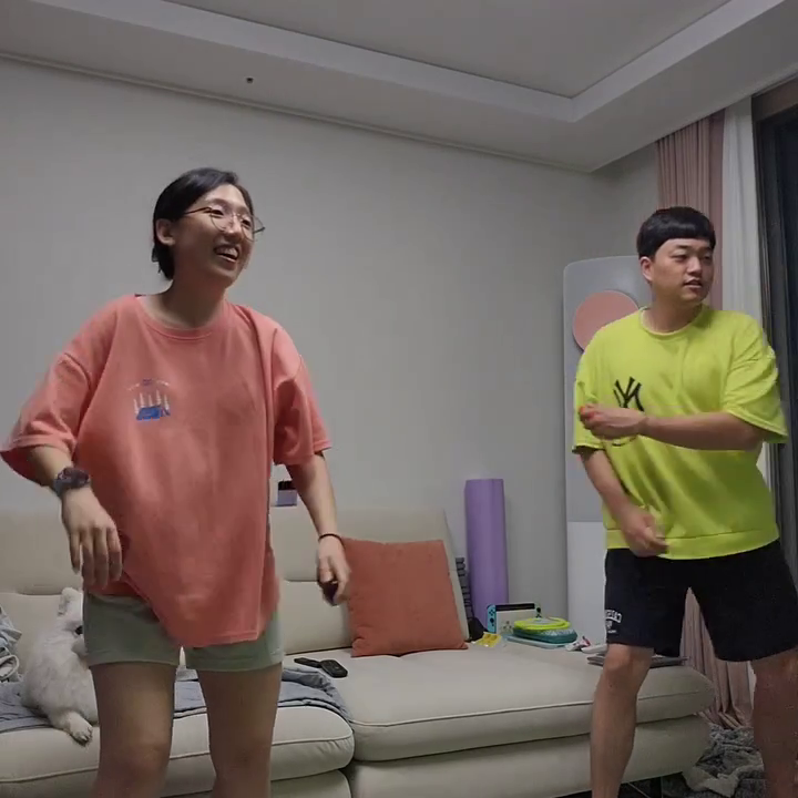 닌텐도 스위치 스포츠로 내일 점심 내기하는 둘
대체 이들은 뭐하는가 궁금한 구름