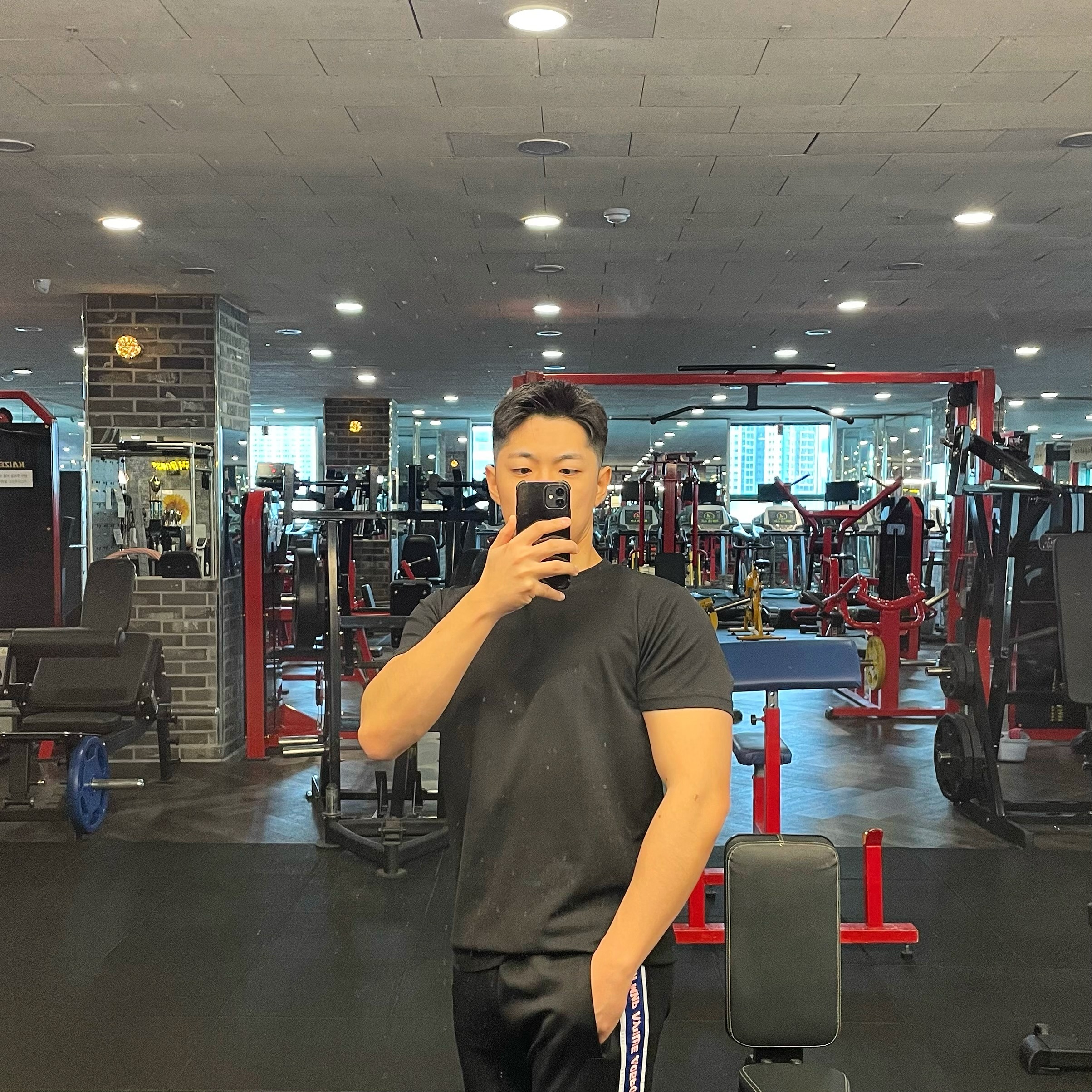 gem의 대회일지 87일차📝

쉬는날 온전히 쉬는것도 중요하지만
유산소는 빼먹지말기🏃

2월의 마지막 한 주도 열심히 달려보자!!🔥🔥🔥

#오운완 #스포츠모델 #대회준비 #87일차
#헬스 #헬스타그램 #운동하는남자 #운동하는직장인
#운동소통 #동기부여 #다이어트