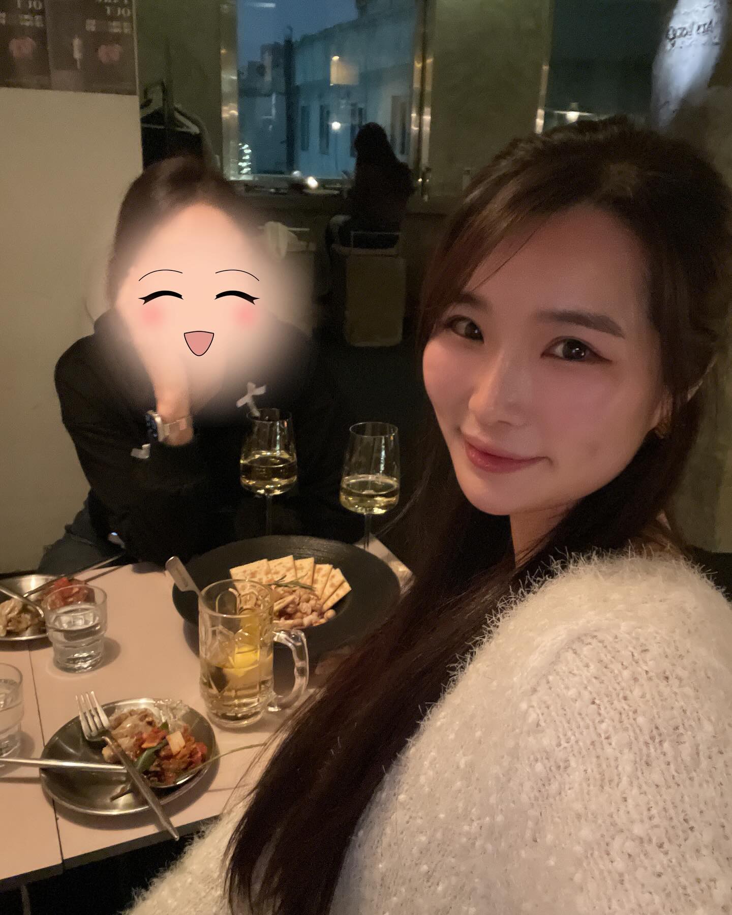 친구들 만나면 동심으로 돌아가는듯

자그만한 귀여운 3개월된 칭구님 아기 안아보는데 떨어질까봐 무서웠고 생각보다 무거워서 체력이 있어야겠군 대단하구나 느끼고…. 요새 주변에 애기들이 많아져서 랜선이모 되가는중
사진과 영상은 나도 아기처럼 놀고(?)의 지난 일상기록 📝 😛

*참고로 한분은 자기도 애기엄마같다고 싱글이라고 연락와서 수정하러 왔는데 
친구야 어캐 남기지..? (맞춰보세요 이러면~~~~ ㅋㅋㅋㅋ) 
.
.
#일상 #일상기록 #추억남기기