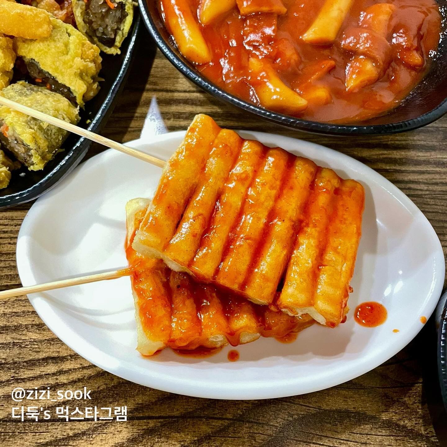 떡꼬치 맛있다~ 
학교앞 분식집에서 먹는 맛, 눈 돌아버려🫧

#세모네모분식 #디둑_천안 #디둑_신방동