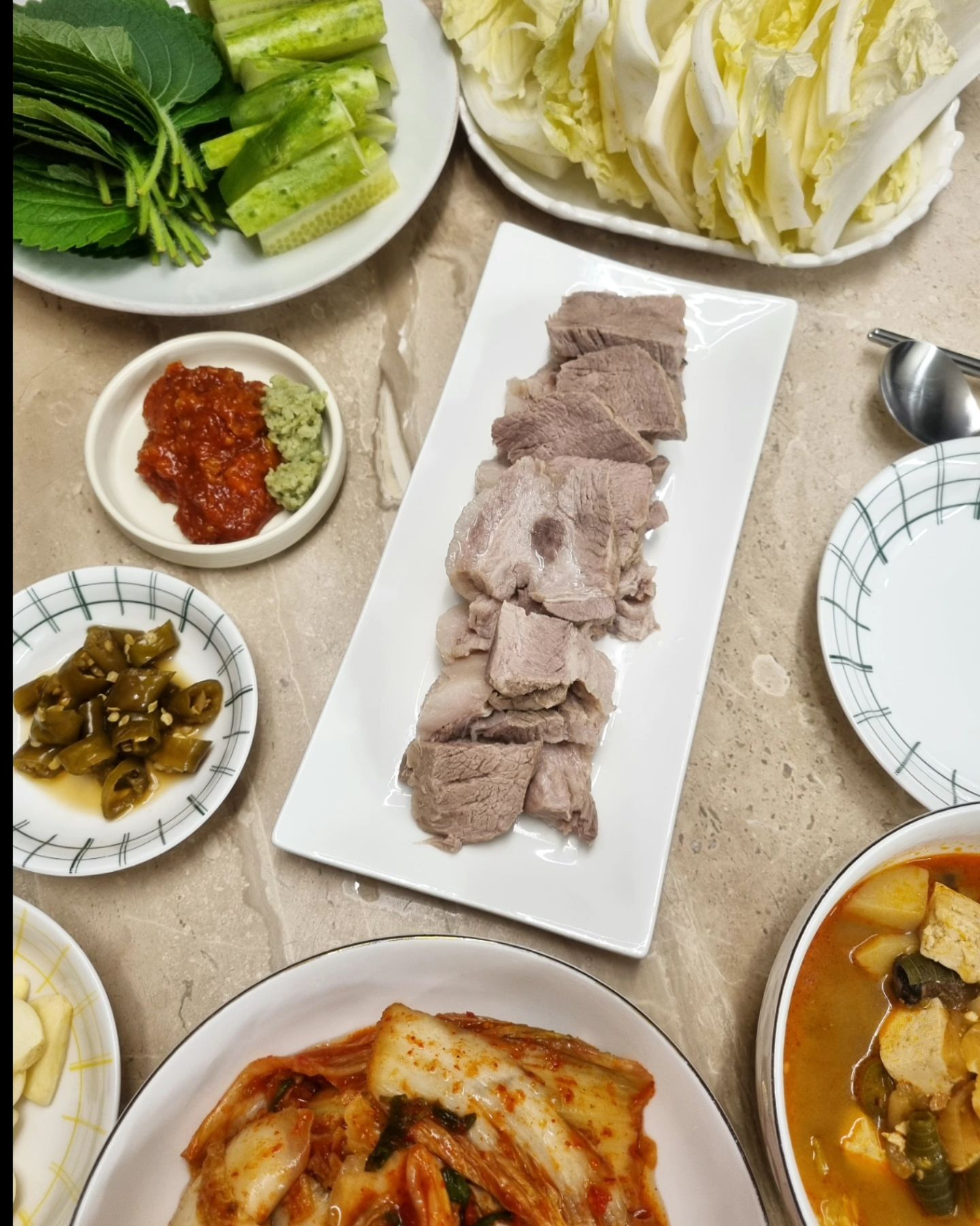 #협찬 #유산균돼지
김장김치와 함께먹는 수육은 보약이죠👍
새로 담군 김장김치와 '유산균돼지'에서 
보내주신 1등급 한돈목살로 삶아낸 수육을
곁드렸더니 세상 꿀맛이에요🍯

수육삶을땐 과하게 기름진 삼겹보다는 부드러운 
살코기에 콜라겐 콕콕 박힌 목살을 선호하는데 
유산균돼지 목살은 살코기와 지방의 조화가 예술💖
고기 써는데 육즙이 좔좔 흐르면서 씹을수록 
고기가 고소해서 김치랑 너무 잘어울리더라구요❤
간단한 재료만 넣고 삶았는데도 잡내가 하나도 
안나서 고기의 선도를 느낄 수 있었어요😙

구이용,수육용,숯불용 등 용도별로 다른 두께의 
고기를 주문할 수 있고 진공포장으로 깔끔하게 
배송되서 선홍빛 고기색 그대로 신선한 한돈을 
즐길 수 있는 유산균돼지로 고기보신하세요💪💪

 
구매 ysgpork.com__
https://m.smartstore.naver.com/ysgpork/products/7533308775

 
#수육 #김장 #김장엔수육 #보쌈고기 #수육고기 #목살 #한돈 #국내산목살 #한돈목살 #고기