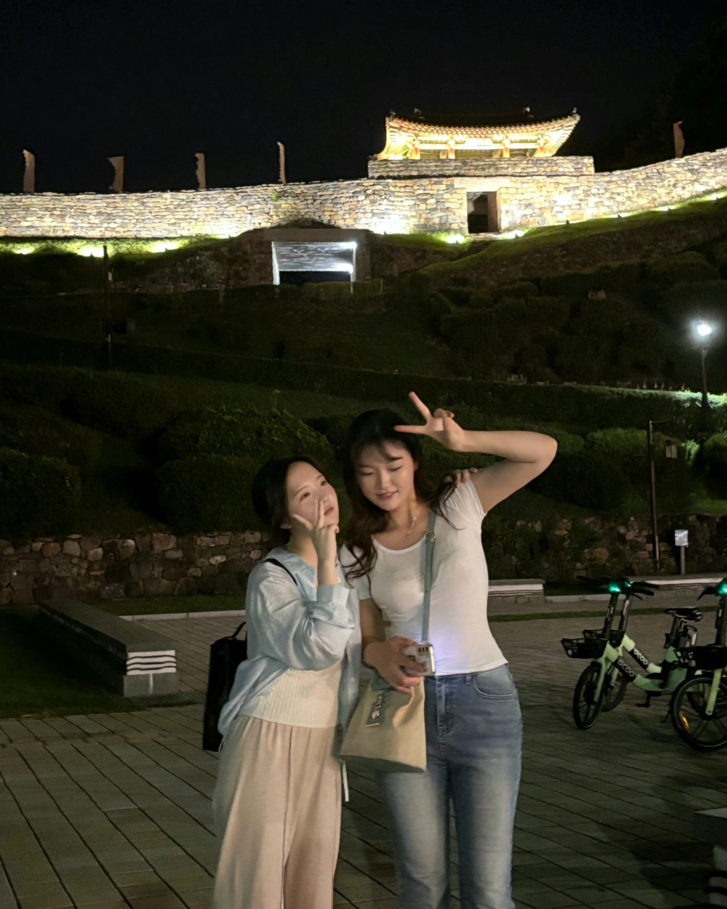 이 토끼들을 본 적 있습니까?
대전에서 소품샵 투어하다가 프사 토끼 발견🐰
#애들아 #공주 #맨날 #와 #걸스나잇