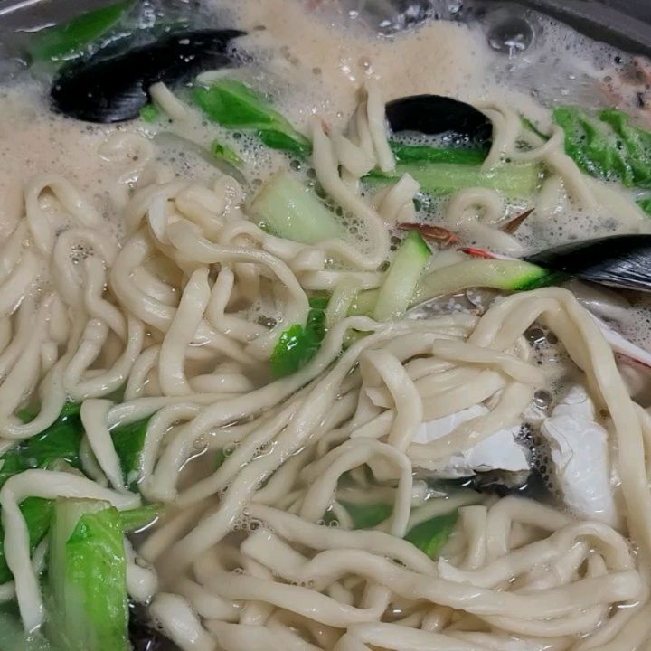 얼큰한 칼국수가 땡겨서 주말에 상상해물칼국수 대곡본점에 방문해서 해물 칼국수 밀키트를 포장해서 집에 들고와서 맛봤어요~
밀키트라서 조리방법 쉽고요.
3인분인데 양이 푸짐 그자체~!!
해물 칼국수 면발은 쫄깃하고~ 국물은 얼큰해서 속이 다풀리더라고요 ㅎㅎ

#대구수목원맛집 #상상해물칼국수 #해물칼국수 #해물칼국수밀키트