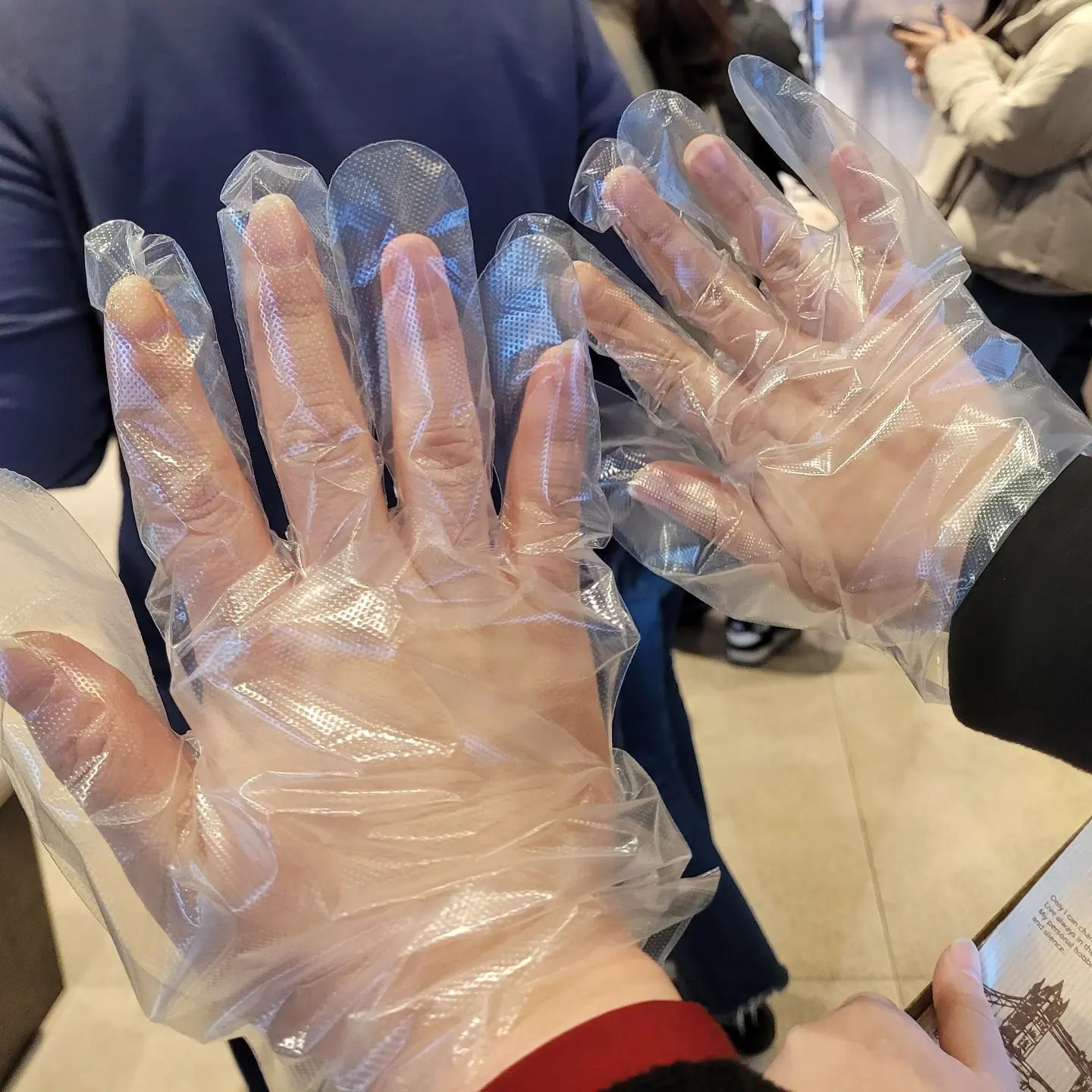 2021.01.31
휴무 며칠 전부터 기대하며 간 듀레베이커리🤗
평일이지만 휴일이라 그런지 사람들이 많앗다..
유명하다는 소금빵 먹으러 왓는데 역시나 줄 서야
겨우 먹을 수 잇엇다..뒤에 사람들 배려 하느라 적게 산건 안 비밀🙂사람이 많음에 둘다 놀라고 다른
빵들도 예뻐서 정신없이 수다 떨며 맛잇게 먹고 왓다~