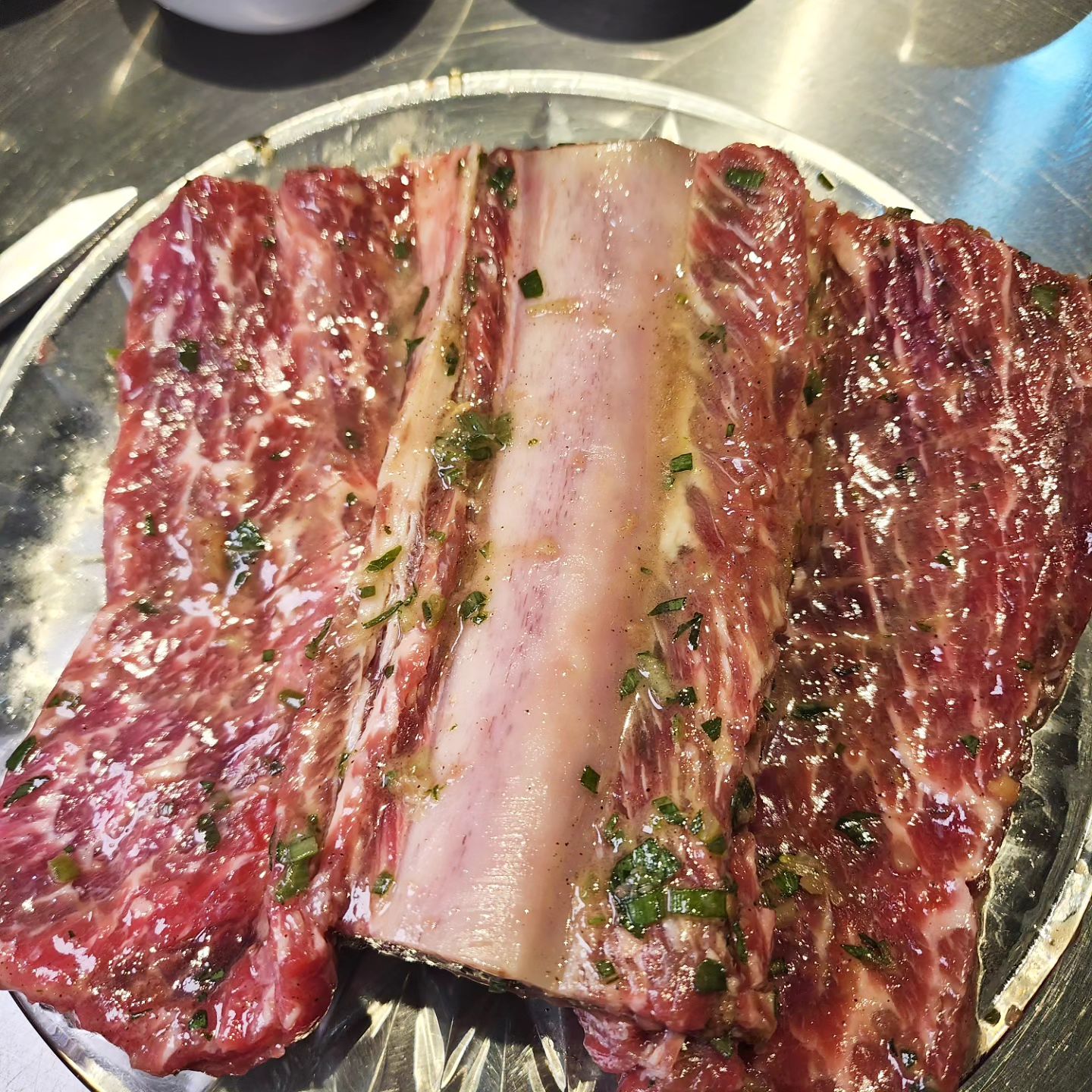 줄서서 먹는집에 나온 청기와타운
중독성 강한 소스 때문에 단골이 될 수 밖에 없는 청기와타운
와인이 엄청 저렴해서 가성비 있게 즐길 수 있는 곳이예요~

📍청기와타운 발산마곡점
📍서울 강서구 공항대로 291 2층 201~204호
📍메뉴: 수원왕갈비 29,000원
  LA양념갈비 26,000원
  육회 28,000원

#청기와타운 #청기와타운 발산마곡점 #수원 왕갈비 #마곡 맛집 #마곡 고깃집 #발산 맛집 #발산 고깃집 #와인저렴한 곳 #Kfood #먹스타그램 #맞팔환영