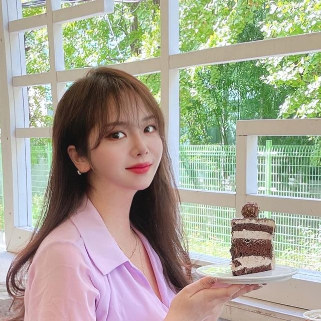  Uoo💋 on Instagram: "케이크맛찝다녀와써요!❤️

#신사역카페 #소진담 아시는분들은 다 아시는 케이크찐맛집! 고소한 아메리카노와 함께 한입먹으면 진짜 헤븐..
페레레로쉐케이크 예전에 다이어트중간에 먹었는데 기절할뻔했거든요 너무 맛있어서 그래서 이번에 또먹! 히힣 얼그레이치즈케이크랑 빅토리아도 먹어봣는데 빅토리아가 좀 더 제 취향이였어여 ! 
인테리어도 깔끔하고 엔틱한 분위기에 동양적인 느낌도 나서 사진찍기도 너무 좋은 갬성 카페~ 주말에 데이트 가보세용 히힣 완죠니 추천👍🏻
빵슈니들 케잌공주들 언넝 가보라긔!🥰

📍소진담 신사점 : 서울특별시 강남구 신사동 551-23"