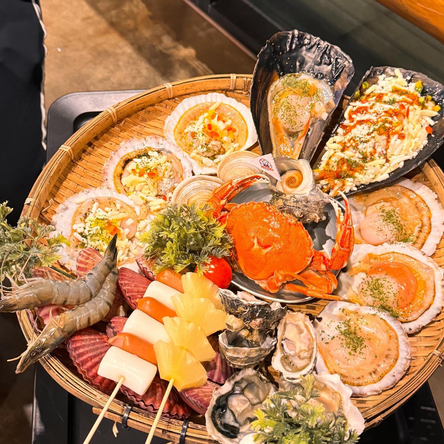 제주 구좌읍 종달리 
조개구이 마찝!📍jogaemodak ‘조개모닥’

돌고래가 뛰어다니는 우도뷰를 보며 
조개규이를 먹을 수 있다능데 멍청하게 밤에 가버림 ^^
암흑속에서 조개구이, 긍데 엄청 맛있었씀