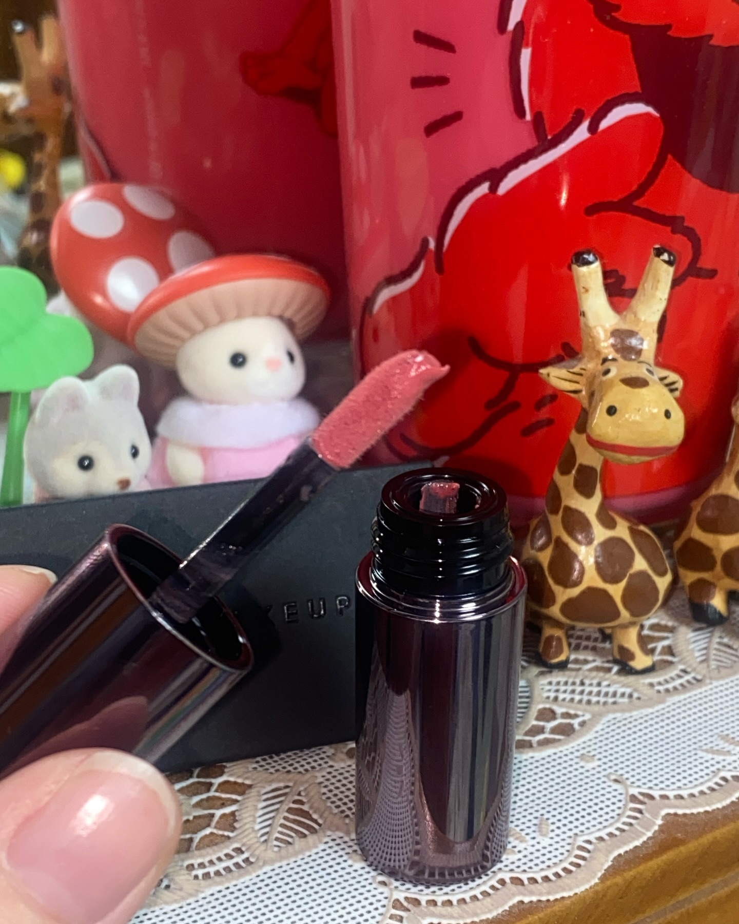 #협찬 hevvymakeup 

부드럽고 포근한 발림성의 블러링 이펙트 립 틴트를 소개합니다!
제가 바른 색상은 스윗 로지 입니당
이름이랑 잘 어울리는 산뜻한 장미빛 색이에용

바를 땐 촉촉한데 보송하게 마무리 되는 기분 좋은 틴트!
이렇게 예쁜 색감을 립에만 쓰긴 아쉽잖아용~ 치크나 쉐도우로도 서용해도 되는 최고의 틴트랍니다!!
 

#협찬 #헤비메이크업 #헤비 #틴트 #틴트추천 #벨벳립 #촉촉한벨벳립 #벨벳틴트 #겉바속촉 # 블러틴트 #블러링 #립틴트