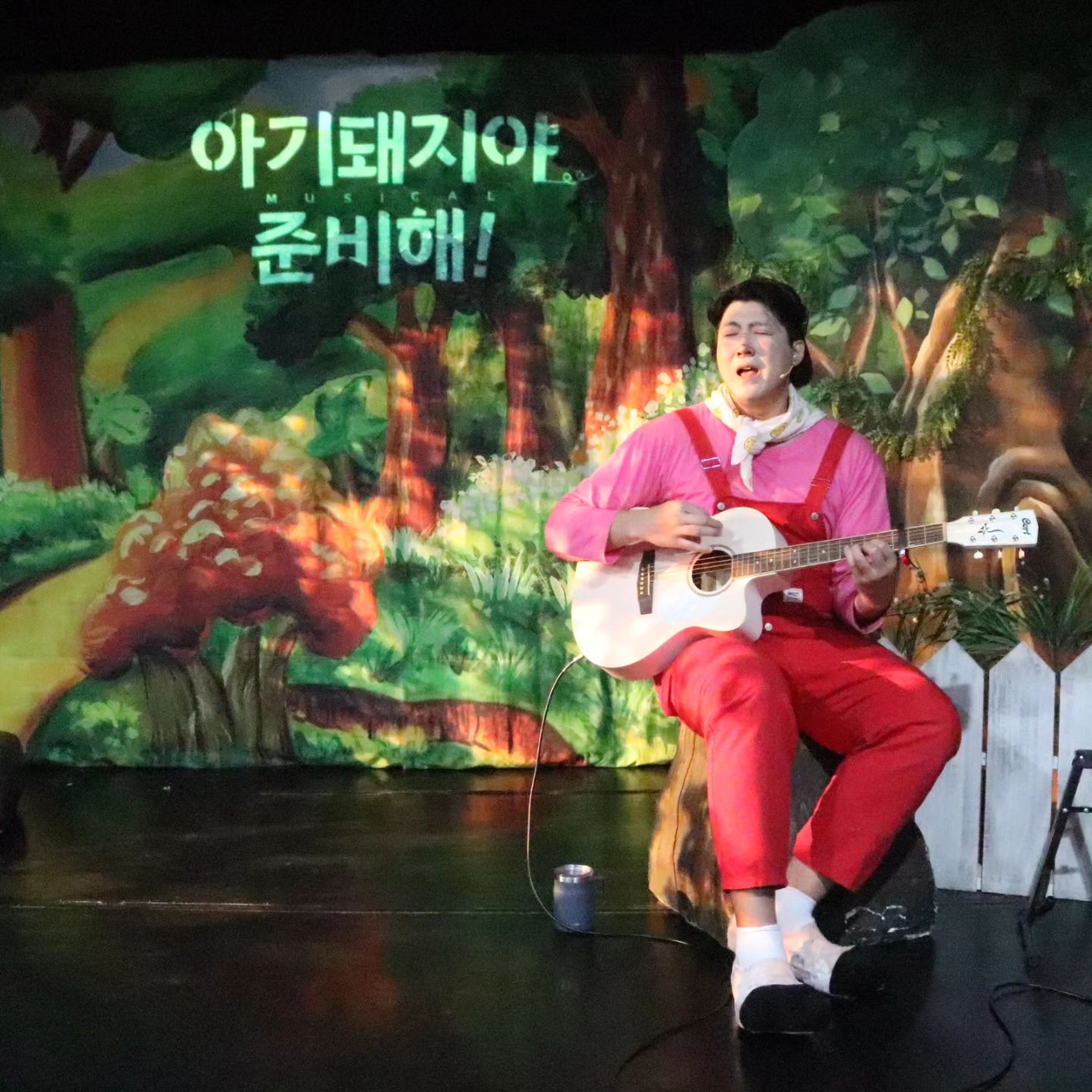 아이들 여름방학 때 꼭 한번 더 방문해보고 싶다고 했던
#소극장쇠내골 #아기돼지야준비해
#배우허선우 #햇님이달님이 호랭이 역할
첨에 못알아봤다가 ㅋㅋ
목소리듣고 알아봤어요 ㅋㅋ #천의얼굴
.
돼지 분장하니까 잘생긴 배우 ㅋㅋ
노래도 너무 잘하고
노래로 꿀잼 보장 ㅋㅋ
#끝나지않는곰세마리