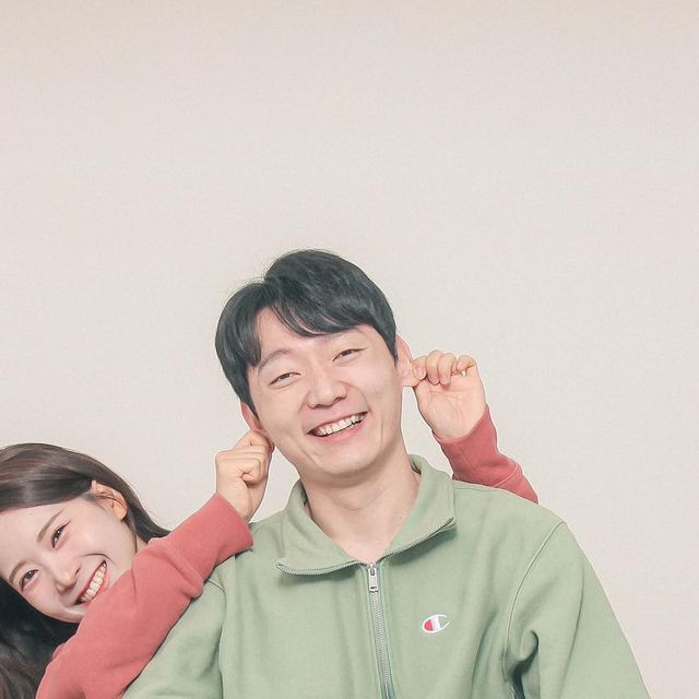 현예진 on Instagram: "#광고 @ourstudio_today 오빠랑 깔깔깔 재밌게 놀다온 결과물,,,🫶 캐롤 틀어놓고 셔터를 신나게 누르다보니 한시간동안 350장을 찍었더라고요?ㅋㅋㅋㅋㅋ 원본 전체 무료로