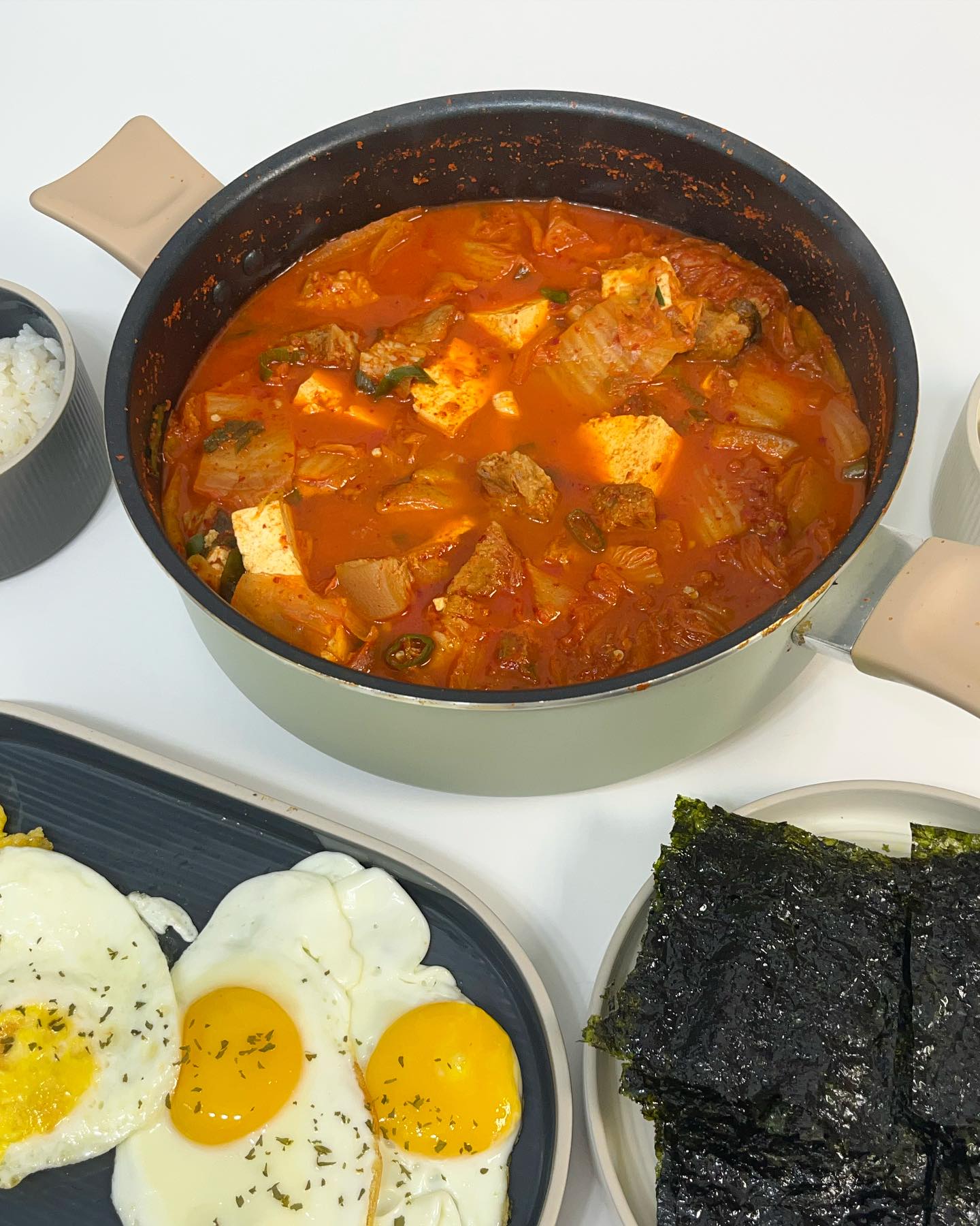 #협찬

웬만한 김치찌개 맛집보다 맛있었던 김치찌개 밀키트! #다발김치찌개 🤤

재료 다 넣고 20분 끓여주기만 하면 이렇게 맛있는 김치찌개를 완성할 수 있어요!

다발 김치찌개는 이미 오프라인 매장 맛집랭킹 1위, 리뷰평점 5.0점으로 유명한 김치찌개 맛집인데요

국내산 저온숙성 김치에 국내산 1+암퇘지, 통영산 멸치 육수를 사용해서 김치찌개의 깊고 진한 맛을 그대로 살렸어요 재료가 워낙 신선하기 때문에 맛이 없을 수가 없겠더라고요〰️

재료도 신선하고 조리법도 간편해서 집밥 대용으로도 좋고, 캠핑 메뉴로도 정말 강추드려요👏🏻

양도 넉넉해서 이걸로 두끼해결했잖아요✌🏻 가성비까지 챙긴 완벽한 김치찌개 밀키트 #다발김치찌개 🥰

구매링크▶️ https://m.smartstore.naver.com/freshdabal/products/5666097945

#김치찌개밀키트 #밀키트맛집 #김치찌개맛집