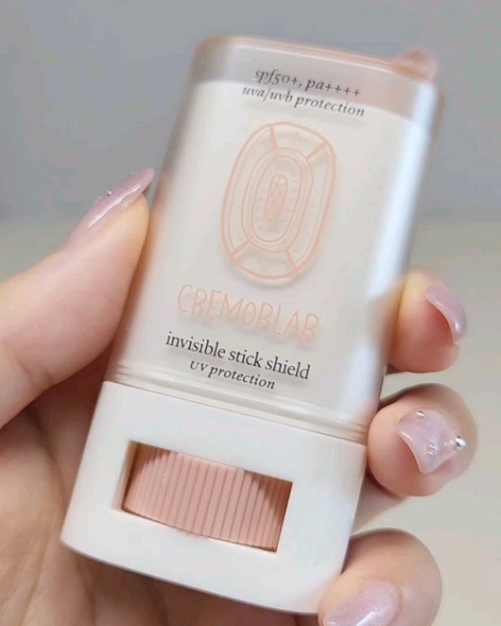 #협찬 

CREMORLAB
UV Protection Invisible Sticck Shield (SPF50+/PA+++)

크레모랩
🌞UV 프로텍션 인비저블 스틱 쉴드

SPF50+, PA+++의 높은 자단 지수로 UVA와 UVB를 차단시켜주며 형광등, TV, 스마트폰, 컴퓨터 등
에서 발생하는 블루아이트까지 차단하는 스마트한 선스틱으로 피부를 유해 환경으로부터 완벽 차단하고

모공 등 피부요철이 부각되지 않도록 피부를 매끈하게 정돈시켜주고 메이크업 기초로 사용해도 좋고
바르지 않은 것 같은 밀착감과 번들거림 없는 산뜻 보송함으로 화장 후에 덧발라도 밀리지 않고 산뜻한 피부를 유지해줘요!

번들거림이나 끈적임 없이 간편하게 발라줄 수 있는 온천수 함유 기름종이 선스틱
추천해요!

✨5개의 특허를 보유한 의학적 가치가 있는 붉은 빛 온천수에
희귀미네랄과 높은 미네랄 함량의 TEN Water성분으로 피부를 빠르게 진정시켜주고 피부 장벽기능을 빠르게 정상화 시켜요!

#기름종이선스틱 #보송선스틱 #보송선크림 #산뜻선스틱 #프라이머선스 #크레모랩스틱설드 #크레모랩선스틱 #블루라이트선크림