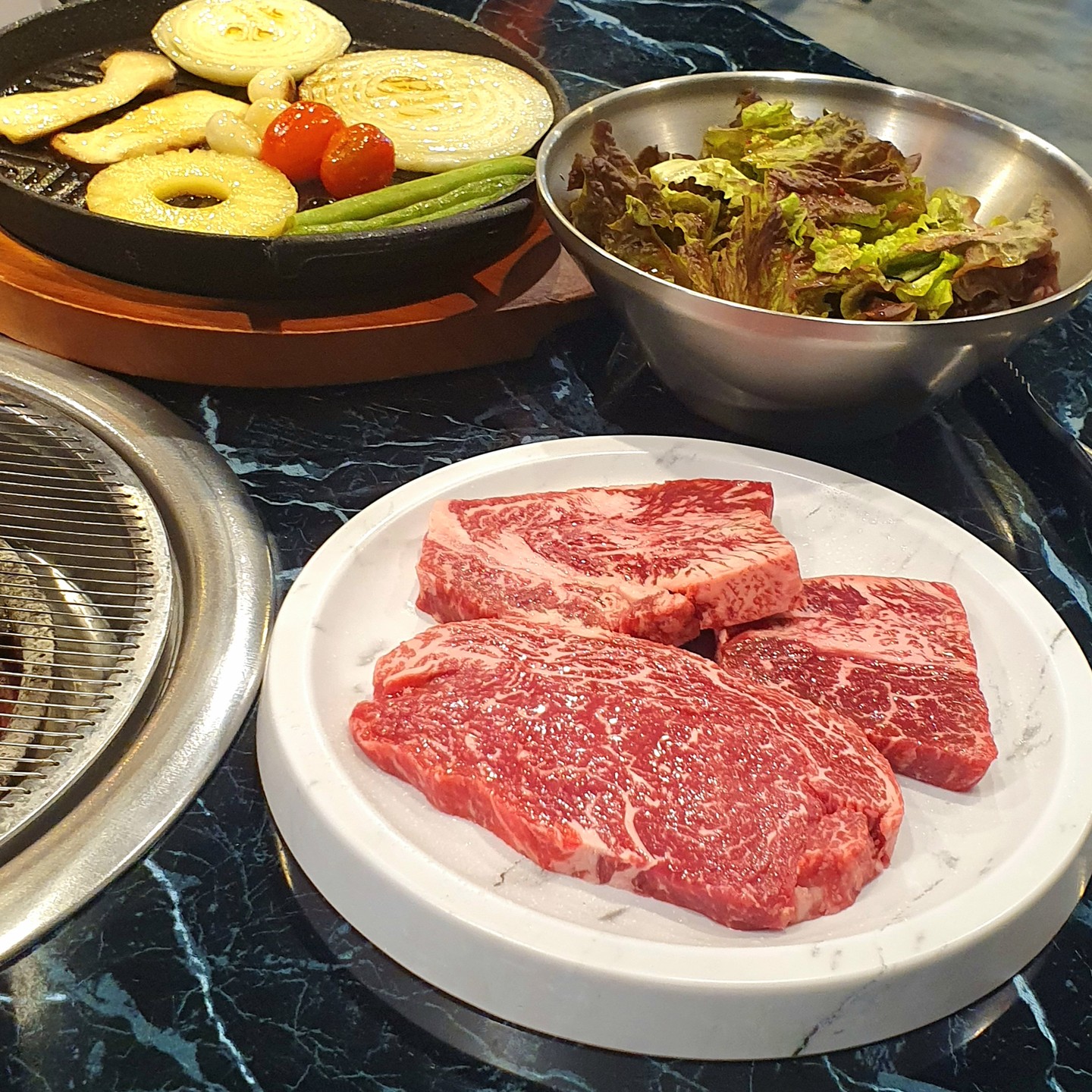 #협찬 
맛집 방문🥩마블드 한우 평택점

📍 경기 평택시 고덕여염12길 118 1층
⏰ 월 - 토 16:00 - 23:00 / 매주 일요일 정기휴무

고덕 신도시에는 맛집이 참 많더라고요. 
오늘도 딸이랑 고덕에서 1++ 투쁠 한우랑 한우육회 먹고 왔어요. ^^

특등심 200g이랑 새우등심 100g 
둘이서 시켜서 정말 맛있게 먹고 왔어요. 
특히 특등심 입에서 샤르르 녹아서 감동~ 
말해 뭐하나요? 투쁠 한우인데요!!! 
고기로 배 채우고 싶은 맘 아실랑가 몰라요~

고기 먹으면 가니쉬 버터구이 한판 그냥 내어주시거든요. 
고기랑 함께 곁들여 먹으니 입안이 깔끔! 너무너무 맛있었어요. 
 
여기 한우된장찌개랑 냉면도 맛있대서 주문했어요. 
된장찌개에 한우가 듬뿍 들어있는데다 
국물맛이 어찌나 얼큰하고 깔끔한지
한 뚝배기 다 비우고 왔어요.
냉면 좋아하는 딸램은 냉면에 푹 빠졌네요.
깔끔하고 시원한 국물 들이키니 입안이 상쾌!
고기랑 곁들어 너무 맛있었어요. 

기본 반찬들도 너무 깔끔하고 맛있었어요. 
개인적으로는 갓김치, 물김치 짱맛!
한우와 곁들여먹기 딱이더라요. 

거의 다 먹을 때쯤 육회 먹고 싶다는 딸을 위해 
한우육회도 주문해봅니다. 
딸은 육회 시켜주니 감동의 도가니탕
근데 안시켰으면 어쩔뻔!!!
육회 너무 신선하고 쫄깃쫄깃 맛있더라고요. 
양념도 너무 맛나서 술술 들어가네요.
아~~ 이것이 행복~^^
둘이서 아주 맛있게 듬~뿍 먹고 왔네요. 
진정 배 터질뻔! ㅋㅋ
둘이서 4인분을 해치웠네요. ㅎㅎ

사장님도 너무 친절하셨고 홀도 넓고 깨끗하고 넓어서
기분좋게 식사할 수 있었던 것 같아요. 
회식장소로도 굿이더라고요.

맛은 말해 뭐해요. 완전 맛보장이예요.
고기부터 사이드메뉴까지 너무너무 맛있게 잘 먹었어요. 

마블드 한우 평택점 오시면 후회 없으실거예요!

[📋 고기 메뉴]
• 특등심/새우등심/안동갈비(양념) 13,900원
• 살치살/부채살/업진살 19,900원
• 안심 22,900원

[📋 사이드 메뉴]
• 한우 육회 20,000원
• 한우 된장찌개 5,000원
• 가니쉬 버터구이 5,000원
• 물냉면/비빔냉면 5,000원
• 상차림 1인 2,000원 / 공기밥 1,000원

#마블드한우평택점#고덕동맛집#평택맛집#평택한우맛집#한우맛집#평택현지인맛집#경기평택맛집#평택데이트#한우여행#평택#여행#추천#맛집#한우먹방#평택핫플#마블드한우평택점 #맞팔 #좋아요반사 #instafood #food #마블드한우