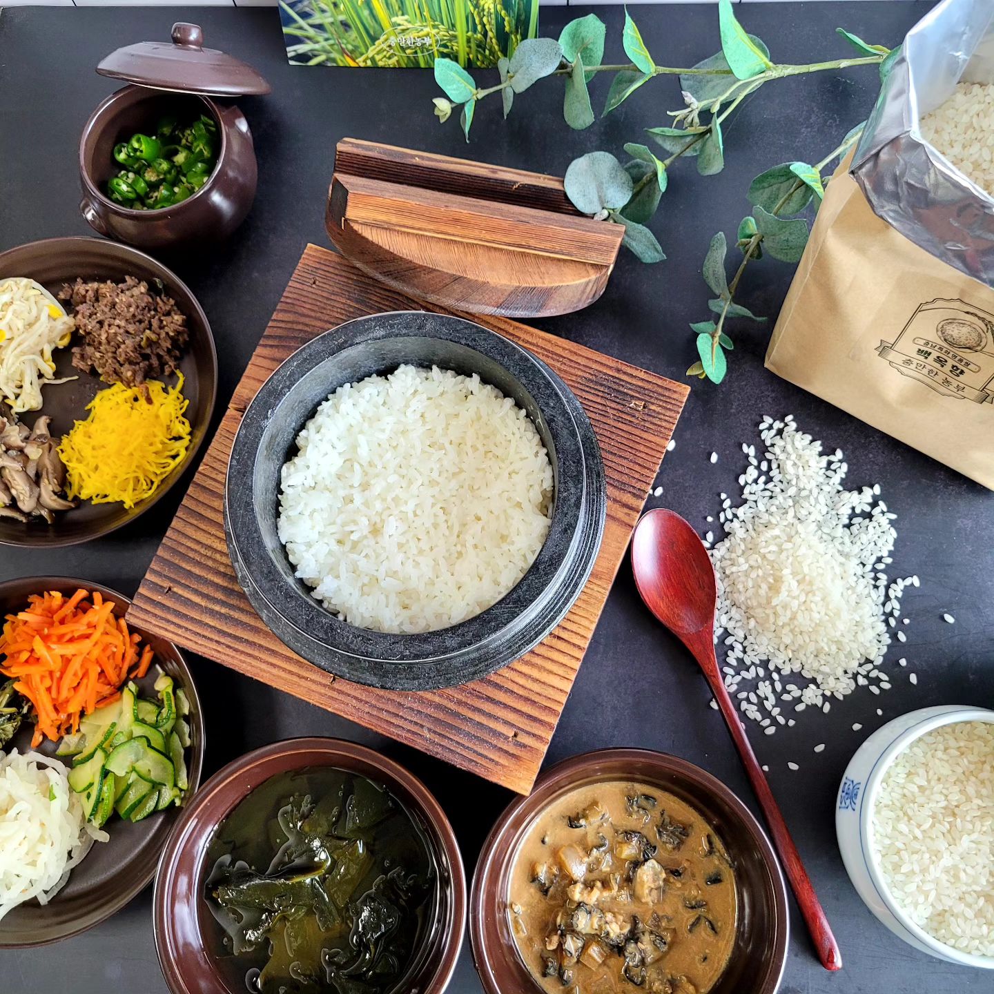 #협찬 #충만한농부
#백옥향 #당일도정쌀
#비빔밥

밥순이는🙋‍♀️~
한끼라도 거르면 예민해지는 스톼~일😆😆
삼시세끼 무슨일이있어도 밥을 먹어야해요🤭😁

돌솥에 맛있는 밥지어
요것저것 나물과 우렁강된장 만들어
야무지게 싹싹 긁었다지요~~🤣😆🤣

커피맛 술맛은 잘모르고 마시지만~🤣
맛있는쌀 맛없는쌀은 귀신같이 잘 알아요~~🤭🤭

충만한 농부님이 보내주신 충만한쌀 백옥향
패키지부터 완전 고급지구요~~😍
환경을 생각해 크라프트지를 사용하셨는데~
깔끔,고급,레트로감성까지 뿜뿜이라~
기분좋은 선물을 받은것같아요~~♥️

개봉하는순간부터~
신선하고 정감가는 쌀의 스멜~덕에~🎶🎶
사진찍는 내내 완전 기분좋아지구요~~👍👍

밥짓는 냄새😍완전 쓰러집니다~~🥹♥️👍

❇️충만한농부의 백옥향은요~
✔️충남예산의 5대청년농부 김충만님께서 4대부모님과 농사
✔️가장먼저 모내기를 하고 가장늦게 수확/만생종
✔️미슐랭에 선정된 식당및레스토랑에서 많이사용
✔️당일도정

믿고먹을수 있는~~쌀맛집이여요👍👍
쌀 유목민이었던 저는~~
충만한농부에 정착해서 재구매 할것같아요~😁
고구마,서리태콩도 직접 농사지어 판매하시니~

충만한농부 구경가보세요~~🫶♥️
👉👉🛒sosik200

#충만한향미 #쌀맛집 #쌀 #햅쌀 #쌀선물 #충남쌀 #백미 #쌀2kg #쌀10kg #쌀5kg #당일도정쌀 #쌀추천 #맛있는쌀 #홈쿡 #집밥 #요리 #온더테이블 #맛있는밥 #답례품 #돌답례품 #미슐랭 #미슐랭쌀