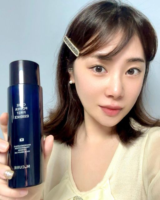 BYUL✨ on Instagram‎: "🤍세상에 없던 첫 에센스🤍
✨엠퀴리 코어 파워 퍼스트 에센스✨
으음~ 자연의 향기! 향기 너뮤 좋쟈나앙 ٩(ˊᗜˋ)و

제형은 물 같은 촉촉한 제형으로 
끈적임 없이 속부터 에너지를 쫀쫀하게 채워주는 느낌이고,

스킨케어 마무리 단계에서 수분을 보호해 주는 역할을 해주네요 :)
모공, 피부 결이 정돈되면서 볼을 만져보면 
확실히 보드라운 변화가 느껴져요☺

𖤐보습, 모공케어, 주름케어를 이 하나로 관리할 수 있다니🧴✨

순순하고 케어에 강한 에센스 찾으시는 분들 
촉촉하고 산뜻한 엠퀴리 에센스 추천해요◡ ༘ *◡̈

#협찬 #엠퀴리 #코어파워퍼스트에센스
#스킨케어추천 #스킨케어루틴 #에센스추천 
@m_curie_official"‎