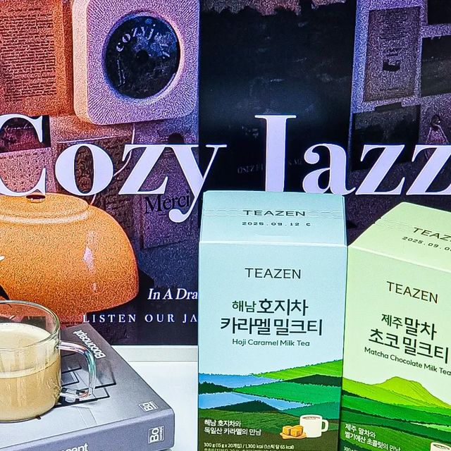  정슐랭 ⁑ 집밥⋆맛집⋆캠핑⋆뷰티 on Instagram: "#광고
⠀ ⠀⠀⠀
⠀ ⠀⠀⠀
📍#티젠밀크티 @teazenofficial
⠀ ⠀⠀
작년부터 밀크티에 미쳐서
집에서 밀크티를 대량으로
끓여 놓고 마신 사람 나야 나🤭
⠀⠀⠀ ⠀⠀ 
그런데 1일 1밀크티 하니까
대량으로 만들어 놔도 며칠
안 가더라구요ㅠㅠ
⠀⠀⠀ ⠀⠀ 
그러다 알게 된, 간편하지만
깊고 진한 티젠 밀크티!❤️
⠀ ⠀⠀⠀⠀
⠀ ⠀⠀⠀⠀
🔍 티젠 밀크티는요
20년 넘게 TEA를 개발한 티젠만의 기술력과
프리미엄 티 원료로만 블렌딩한 밀크티로
달콤하면서 부드럽고, 진하면서 깊지만
피니시는 깔끔한 아이에요!👍👍👍
⠀ ⠀⠀⠀⠀
 ⎯⎯⎯⎯⎯⎯⎯⎯⎯⎯⎯⎯⎯⎯⎯⎯
⠀ ⠀⠀⠀⠀⠀
🫖 실론 얼그레이 바닐라 밀크티
스리랑카 고급 홍차에 베르가모트 향이 블렌딩
된 실론 얼그레이와 마다가스카르산 바닐라빈의
조합으로 부드러우면서 달콤한 맛
⠀ ⠀⠀⠀⠀
🫖 제주 말차 초코 밀크티
차광재배하여 색과 맛이 좋은 제주 어린잎 말차와
벨기에 고급 초콜릿의 조합으로 달콤 쌉쌀하면서
부드러운 맛 
⠀ ⠀⠀⠀⠀
🫖 해남 호지차 카라멜 밀크티
티젠이 직접 재배한 해남 녹차를 로스팅 하여
고소한 맛이 뛰어난 호지차와 독일산 카라멜의
조합으로 달콤 쌉쌀 부드러운 맛
⠀ ⠀⠀⠀⠀
 ⎯⎯⎯⎯⎯⎯⎯⎯⎯⎯⎯⎯⎯⎯⎯⎯
⠀ ⠀⠀⠀⠀
우유 없이도 물만으로 부드러운 밀크티를
편하고 맛있게 즐길 수 있는 것도 좋은데
한 잔을 다 마셔도 65Kcal 밖에 안되니
무조건 쟁이고 봐야겠죠?!! ㆅㆅ 
⠀ ⠀⠀⠀⠀
오늘은 따시게, 내일은 시원하게
날씨 따라, 기분 따라 티젠으로
충전해 봐요 우리🥰
⠀⠀⠀⠀⠀
⠀⠀⠀⠀⠀
⠀⠀⠀⠀⠀
#밀크티#얼그레이#카페밀크티#카페메뉴#라떼
#밀크티스틱#라떼스틱#말차초코#초코말차
#호지차#호지차라떼#바닐라라떼#말차라떼
#홈카페#홈스윗홈#홈카페놀이
⠀⠀⠀ ⠀⠀ 
⠀⠀⠀⠀⠀"