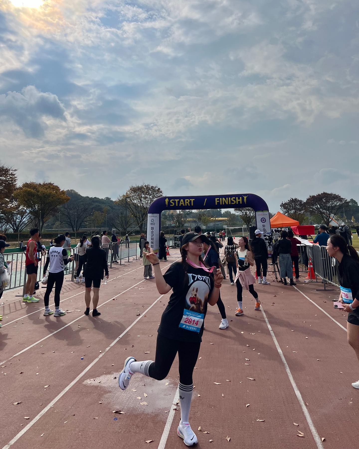 #화순고인돌마라톤대회 

생애 첫 마라톤을 나가다!🏃‍♀️
학창시절 오래달리기는 꼴찌에다
울면서 달렸던 나란사람ㅋㅋㅋㅋㅋㅋ
이런 내가 마라톤 10km를 도전하다니🤪

진짜 걱정반 설렘반이었는데 막상 대회장 도착하니까
다들 잘하시는분만 오신것같아서 긴장감만 가득했다😱

욕심부리지말구 완주만 잘하자! 걷지말자! 가 목표✔️
대충 내 예상은 1시간 25분 정도 였는데
생각보다 잘나온 1시간13분ㅋㅋㅋㅋㅋ
첫 마라톤 치고 맘에 쏙들었지뭐야🥰

같이간 동생들은 남자71등도하고 전체121등도하고
네명 다 첫마라톤인데 멋지게 완주💜
포기하지마 티셔츠 보면서 뛰었다 히송아💪

불타는 고구마가 되었지만 무척이나 뿌듯하다👍
결승전지나고 살짝 울컥했지만ㅋㅋㅋ
다리가 후들거려서 눈물이 쏙들어갔다ㅋㅋㅋㅋㅋ
계속해서 달리기 연습해봐야겠다🏃‍♀️

#첫마라톤도전 #화순고인돌마라톤 #10km #도전하는삶 #운동하는직장인