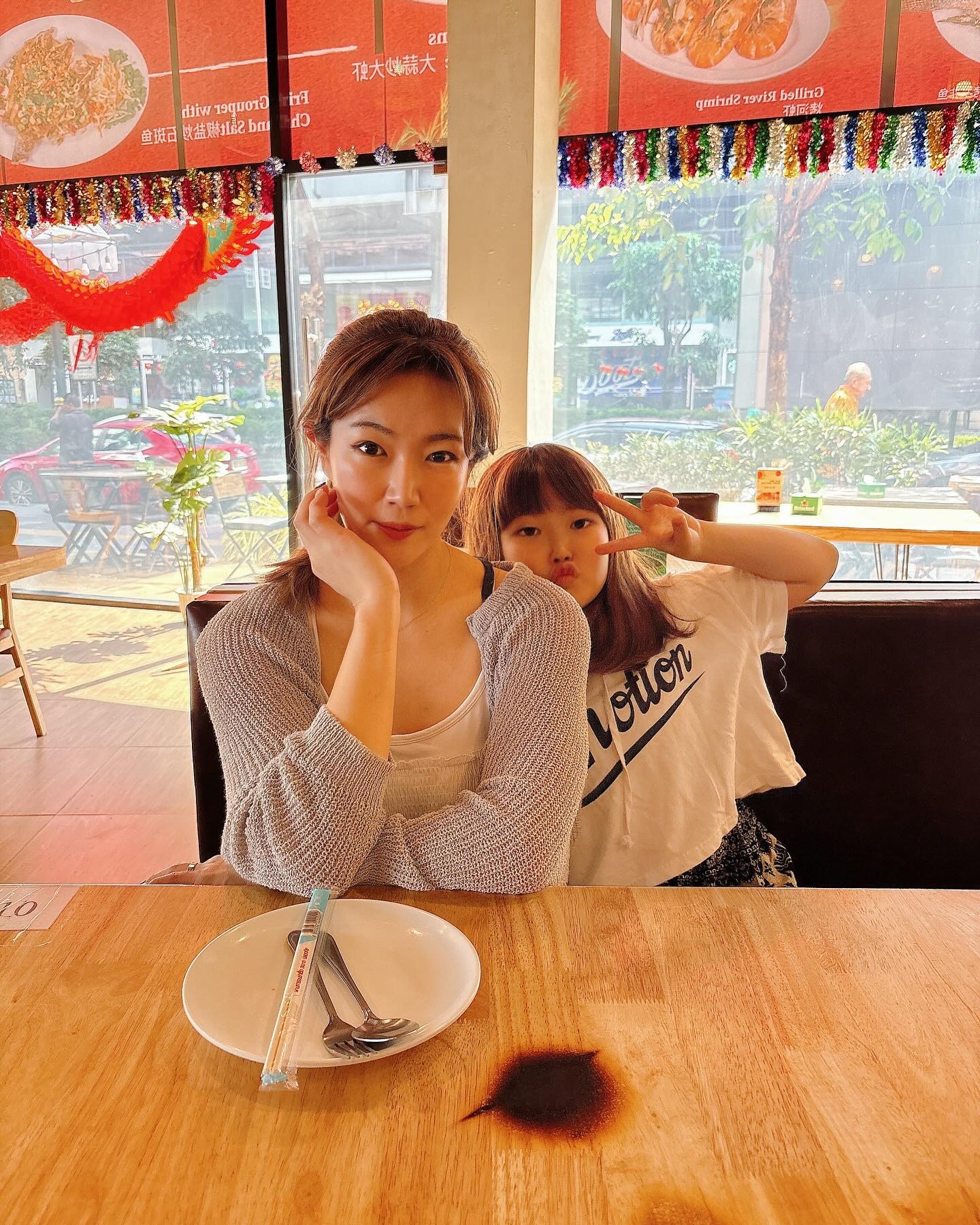 #방콕여행 #둘쨋날🙏🏻
3일간 머물 숙소로 옮기고 #터미널21 에서 놀다가 #쩟페어야시장 
.
.
.
야시장 진짜 사랑이다..🫶🏻❤️
짜증한번 안내고 신나게 엄마아빠랑 2만보 함께걷고 마사지받으며 꿀잠자는 2학년언니 대박👍🏻
이제 지유랑 여행다닐맛이난다💪🏻🤍
.
.
.
#터미널21 #피어21푸드코트 에그누들 진짜 대박
#두리안 생각보다 맛있었음..@.@
오빠는 #카오팟무쌉 매끼니 먹는중 카오팟무쌉무새가 되어버림 with_u_math