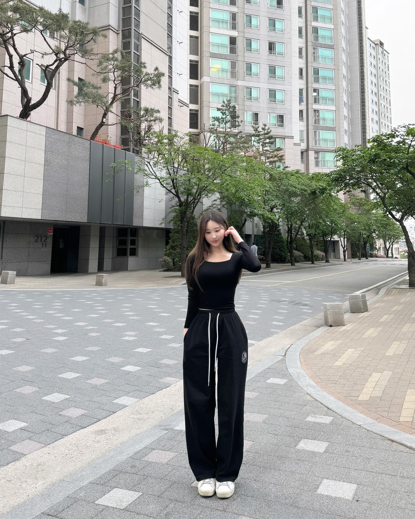 집 앞 산책해도 대충 나가는 것처럼 보이지 않는  mellurbane 트레이닝 세트 🌱  안입은 듯한 편안한 느낌 때문에 요즘 매일 찾게 되는거 같아요! 다리도 엄청 길어보이죠?!

#광고#협찬#트레이닝세트#트레이닝복#모델#협찬모델#운동복#산책#운동룩#마실룩#데일리룩#캐주얼룩#데일리코디#여자패션#여자코디#여름패션#여름코디#데이트룩#daily#dailylook#fashion#korean#꾸안꾸#주말#주말나들이#나들이룩