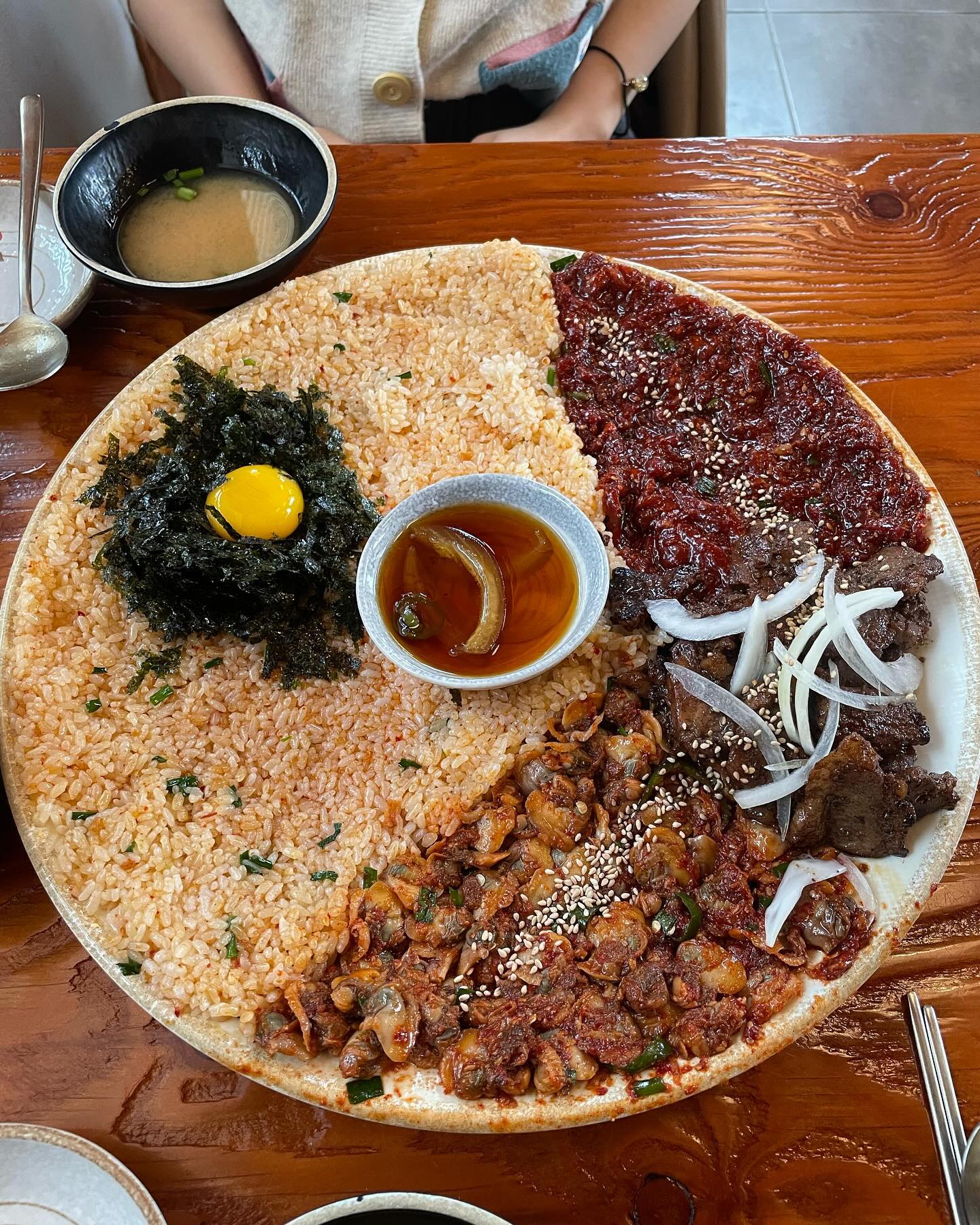 경주 핫플 #황남비빔밥 먹으러 방문했어요!

🤤갈비는 장에 찍어먹고 나머지는 밥과 비벼 먹어요
🤤갈비를 양파와 함께 장에 찍어먹는데 부드럽고 육즙이 넘 맛있었어요❤️
🤤반찬 오징어젓갈과 백김치도 넘 맛있었어요👍👍
🤤비빔밥을 김에 싸먹으면 꿀맛❤️
🤤여자2인이서 방문했는데 조금 남기고 왔어요 
3인이면 사이드 메뉴1개(육회물회or치즈떡갈비) 추가 추천해요!

육회물회 13,000원
치즈떡갈비 12,000

🤤여행 첫끼로 방문했는데 완전 든든해서 만족❤️
🤤개인적으로 꼬막을 안좋아하는데 도전해봤는데 
다음번엔 꼬막 뺀 육회+갈비 비빔밥으로 먹으려구요!

🤤재방문의사 100% 🌈테이블링 예약 가능해요!

🍽️황남스페셜(육회+꼬막+갈비)비빔밥 2~3인 36,000원
⏰매일 10:00~21:00, 브레이크타임 15:30~17:00
📍경북 경주시 첨성로73번길 11