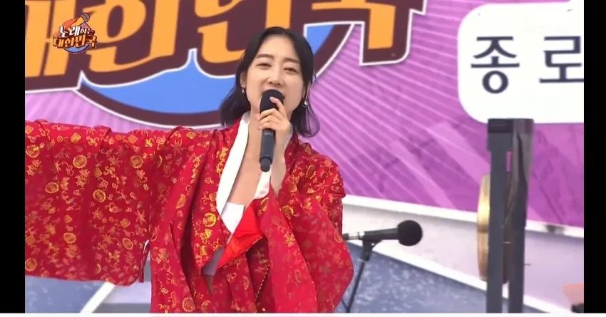 .
감기로 인해서 목이 쉬어서 아쉽지만, 
종로구민의날 행사 
❣️종로구편 마스코트 <모델언니>로❣️
즐겼어요 ! 뒤에 ~ 전체장면을 모두
올리지는 않았어요.. . 궁금하시다면,
노래하는 대한민국 11회 🇰🇷 
"꽃미남홍춘이" 검색해주시면 되요 
😉👍❤️ 재밌게 봐주세요 !!!!!!
.
.
.
#노래하는대한민국 #모델 #노래 #음악
#종로구 #종로구민의날 #마스코트 #태권도 
#유단자 #꽃미남홍춘이 #노래 #대한민국 
#패션 #왕한복 #코미디언 #모델언니
#전국노래자랑 #일요일밤 #TV조선