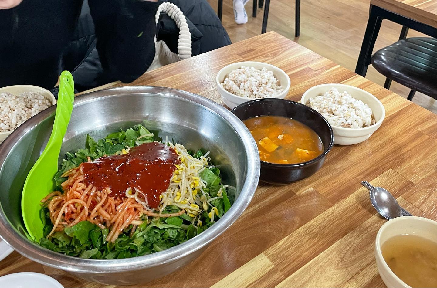 양이 너무 많지 않은가 생각했는데
다 먹었다…대단해👍
도토리묵전 주문 필수!
#산밑할머니#대전산밑할머니#대전보리밥#보리밥맛집#대전맛집