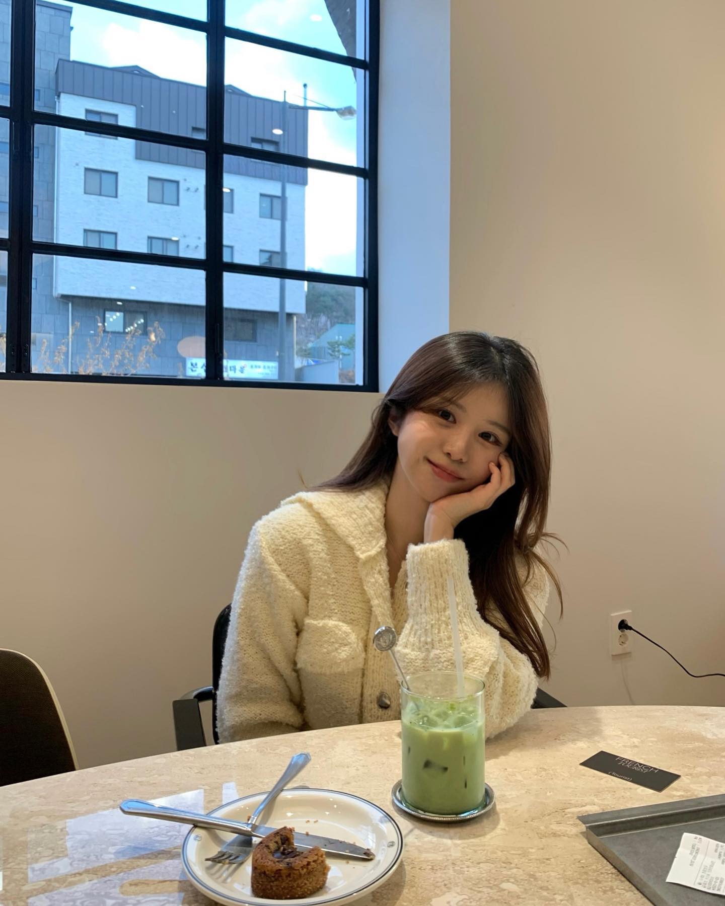 예쁜 카페 가서 신났구우🍦
앞머리 기르느라 잔머리 곤란🦁