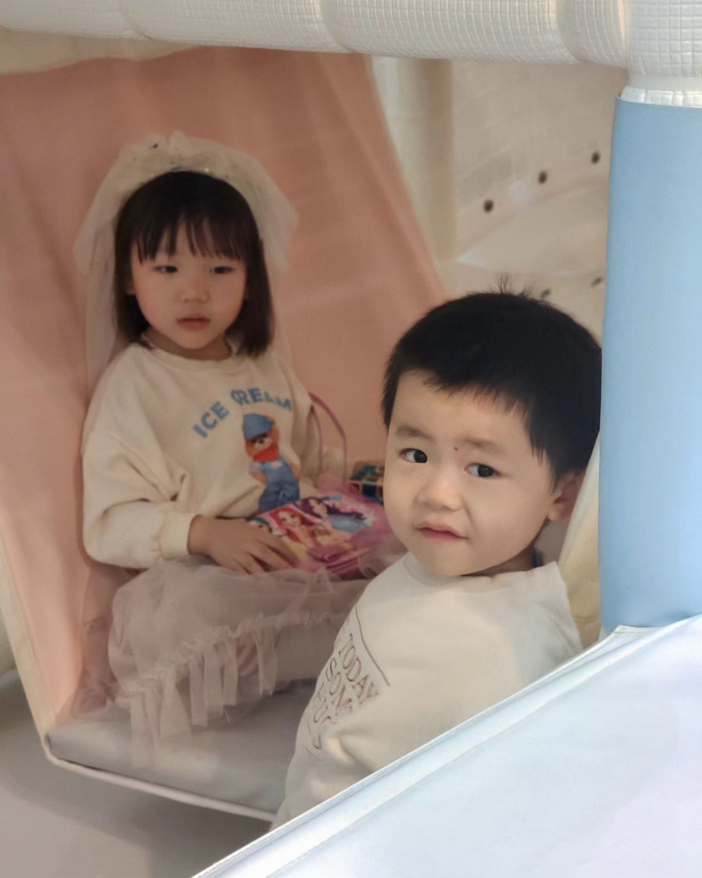 #삼둥이네마린시티점 #부산무인키즈카페

주한과 정원이 함께 다녀온 삼둥이네 :)
- 미온수 키즈풀이 추가비용없이 대관가능한 무인 키즈카페라서 좋았어요 !
- 키즈풀 외에도 낚시놀이, 빙글이, 트램폴린, 정글짐, 주방놀이, 캠핑놀이 등등등 !!
놀잇감이 너무 많아요 🫰🏻
- 인원제한 없이 예약가능한 곳이라 다둥이집 아묻따 추천드려요!
(몇집만 모여도 인원수 오바남..)
- 실내가 쾌적했고 건물에 주차가 아주 편리

배달음식 가능하고, 우리들끼리만 편하게 있다왔어요 -
추우니 앞으로 더 많이 찾아질 것 같은 이 곳 🤍

#부산키즈풀추천 #부산키즈룸추천 #부산아이랑가볼만한곳 #부산맘소통해요 #부산아이생일파티 #부산아기랑갈만한곳 #부산키즈카페 #부산키즈카페추천 #부산맘