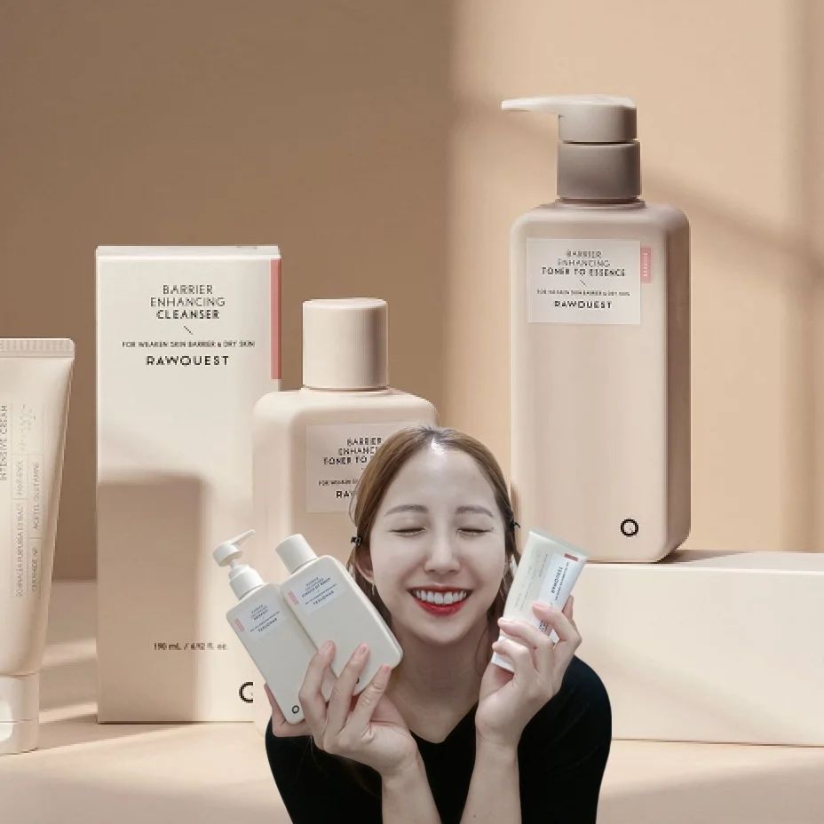 #제품제공 #협찬 
일교차가 심해진 요즘 날씨엔 피부 관리 
어떻게 하시나요 ? 이럴때일수록 피부 장벽 관리에 신경써 줘야하잖아요 🤍🤍

피부장벽 구원템! 
로우퀘스트 베리어 3Step 루틴 시너지
 (베리어 라인 3종) 소개해 드릴게요 ✌️

기존 인기 제품이었던 
베리어 리커버리 크림의 노하우를 담아
신규 2종이 출시되었더라고요!
기대감을 가지고 사용해봤는데요!
역시는 역시더라고요😚🤍🤍🤍

자, 그럼 만나볼까용?😄

Step1. 장벽보호
로우퀘스트 베리어 인핸싱 클렌저 190ml🫧
 
세안하면서 피부 장벽 강화까지 동시에 ! 
#보습클렌저 #장벽보호클렌저

건조하고 약해진 피부 장벽을 촉촉하게 개선하고 편안한 피부로 케어 해주는 
장벽 보호 약산성 클렌저를 사용해줍니다🤍
부드럽고 투명한 젤 타입의 제형이었고
저자극 약산성 클렌저이지만 세정력이 좋았고 거품도 풍성했어요 촉촉함을 남기고
모공 노폐물과 자외선 차단제 등의 세정은 확실하게 해주는 클렌저였어요 🫧 🤍

특수 폴리머 적용 세정 성분으로, 피부 건조 및 자극 방지, 수분 지질막 보호를 해주니 피부가 쉽게 건조해지지 않았어요🫶

민감 피부 안심사용이 가능한 클렌저!

Step2. 장벽보습
로우퀘스트 베리어 인핸싱 토너투에센스 200ml 

'한단계로 끝내는 압도적 압축 보습'
토너와 에센스 효과를 하나로 압축! 
Skip Care를 뛰어 넘는 Zip.Care

우윳빛깔의 밀도 높은 에센스 제형으로
세안 직후 마른 피부 위에 찹챱해주면
단 1회 사용만으로도 피부 속 
15층 침투 보습이 되니까 넘 좋더라고요😚

속건조가 고민이신 분들께 정말이지 확실한 구원템이 될것 같네요 🤍

히알루론산 1/27 크기의 188Da초저분자
보습 성분
300Da 저분자 유사 콜라겐 보습성분
판테놀 보습까지 더한
로우퀘스트만의 독자적인 보습 매커니즘으로 속부터 차오르는 촉촉함을 경험할 수 있었어요 🤍🤍

무너지고 자극 받은 피부에는 
확실한 피부장벽개선과 자극진정개선으로
외부 자극으로 지친 피부를 확실하게 개선시킬수 있었어요 ! 

약산성 포뮬라에 20가지 주의성분 무첨가, 인공향료 인공색소 무첨가 제품이라 안심하고 사용할수 있었 답니다✌️
민감 피부 분들 안심하고 사용 하셔도 좋을거예요 🫶

Step3. 장벽회복

로우퀘스트 베리어 리커버리 크림 80ml

인체 적용 시험을 완료해 100시간 보습 유지는 물론 각질까지 개선하여 진정 보습을 초월한 장벽 회복 크림 🤍

#초장벽크림 #장벽회복크림

수많은 장벽크림이 있지만
피부장벽회복과 가려움증 개선에 확실히
도움을 주는 기능성 크림은 베리어 리커버리 크림이라고 할수 있어요😚
식약처가 심사한
진짜 장벽 회복 기능성 크림인 이 제품은
피부자극지수0.0프로의 부드럽고 순한 포뮬라로 되어있는데요 🤍
바르는 순간, 피부에 매끄럽고 빠르게 밀착된답니다🤍

예민피부를 위한 에키네시아 추출물 과
하이드라셀-QS 판테놀 세라마이드엔피 
의 강한 초저분자 보습성분으로 
보습력 유지는 물론 각질까지
개선해주니 요즘같은 일교차가 큰 환절기에  피부 장벽이 쉽게 무너지기 쉬운데
가려움을 느끼고 자극받은 피부개선에 확실한 도움을 주는 제품이라 추천해드리고 싶습니다 🤍😚🤍
기존에 사용하던 보습 크림으로는
피부 속 당김이 완벽히 채워지지않았는데 이 제품을 사용하니 피부가 좀더 쫀쫀 촘촘해지는걸 느꼈고
피부 장벽케어부터 진정관리까지 확실히 도움을 받았답니다🤍🤍
수면팩으로 사용하기도 좋아요! 

냉/온풍 노출 시 보습 유지 및 각질 개선 효과 확인 완료되었고
 환절기, 가을/겨울 건조한 계절, 장벽이 무너져 가려움을 느끼거나 자극 받은 피부 개선에 도움을 주는 장벽크림 이랍니다🤍

ㆍ
ㆍ

베리어 3종 루틴으로 스킨케어를 하면 
확실히 피부 장벽 강화에 도움이 된다는걸 확인할수 있었어요😚🤍🤍

인체적용시험 완료된 약산성 제품들로 구성되어있다보니
민감 피부분들이 안심하고 사용하시기에 좋을것 같아요🤍
베리어 라인 3종으로 케어하는
베리어 장벽 시너지효과를
꼭 경험해 보셔요🤍🤍

#로우퀘스트 #베리어인핸싱클렌저 #베리어인핸싱토너투에센스 #베리어리커버리크림 #로우퀘스터3기 #베리어인핸싱 #장벽클렌저 #장벽토너 #장벽에센스 #장벽크림 #보습에센스 #보습클렌저 #초장벽크림 #장벽회복 #장벽보호 #장벽케어
#건성클렌저 #보습클렌저 #순한클렌저 #진정클렌저