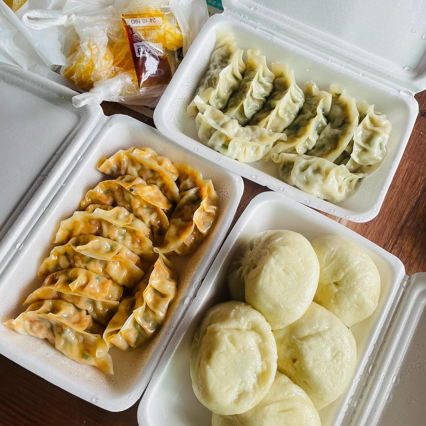 주말엔 만두🥟🥟🥟
김치만두 고기만두 고기왕만두까지
고기 소 가득한 만두에 
칼칼하게 매운 김치만두

셋다 넘나 맛있는 매력❤️

#진만두가 #만두 #만두맛집 #김치만두 #고기만두 #왕만두 #주말 #일상 #선팔맞팔 #먹팔