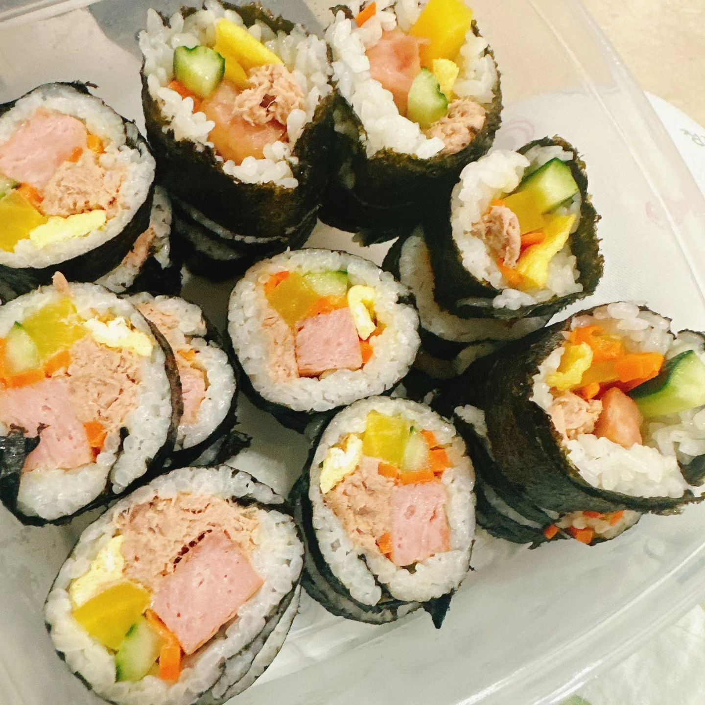 #모양은이래도 아니 이만하면됐다 
#맛은노코멘트 #정성 #그럼됐다 #세시간걸림
#남편이해준요리 #김밥 #참치김밥 깻잎 어디갔니 
참기름 왜안발랐니 #오이무침 새콤한거 싫어 
#내입맛에딱 맞추려면 유튭말고 우리엄마한테 물어봐 
#장모님찬스 써.. #제발부탁이야 ㅋㅋㅋ
#까탈스럽지만 #자랑입니다 #고군분투 #귀여움
하지만 배는 목사님이 사다주신 #서브웨이 #샌드위치 로 채웠.. #샐러드 는 킵. 
병원에 있으면 풀때기가 넘나 땡기는거... 어제까지 죽 먹던 사람.. 오늘은 #잘먹었습니다 #병원스타그램 #탈출기원