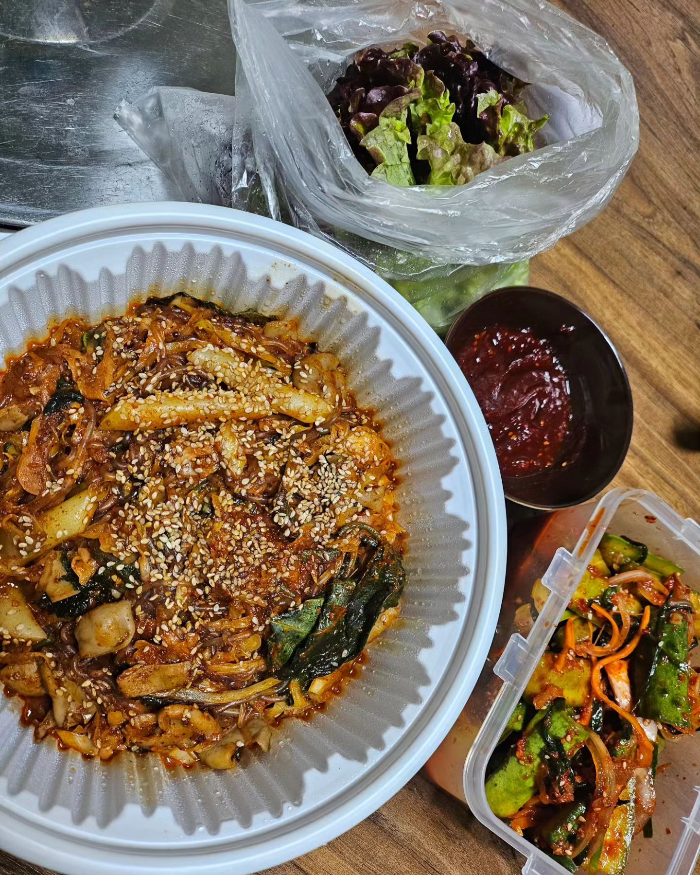 야곱🫑🥦
.
.
야채곱창 매운맛😋
당면이 살짝 많은감은 있었지만
냄새도 안나고 양도 만족
일하는도중 생각나서 배달로 시켰지만, 
가서 먹어도 굿 배달도 굿굿
상추 넉넉히 달라고 요청사항도 잘들어주시공
맛있게 잘먹었습니다.
.
.
.
맵기조절가능👉 보통맛.매운맛.아주매운맛
가격 👉 2인 ₩22000원
상호명👉 왕곱창마을
.
.
#수원맛집#맛도리#맛집#공유#수원#북수원
#영화동#북문#왕곱창마을#야채곱창#야곱
#맵기조절#순대추가#먹방#음식리뷰#리뷰
