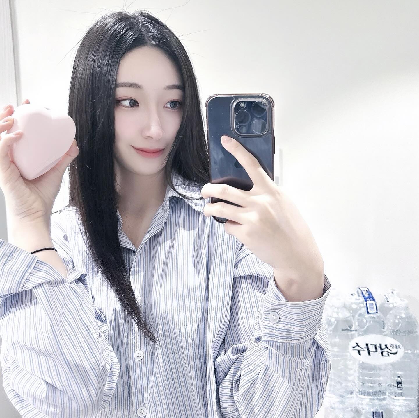 #협찬 80시간이 지속되는 하트쿠션 
troistouch.official 바로 요기있습니다 .. 🫶🏻🩷

하트모양 디자인 너무귀엽구 예쁘지않나요🥹
얼루어에디터픽으로 쿠션부문 선정된 인정받은 쿠션입니다✨

촉촉한 쿠션은 커버력이 떨어지기 마련인데 이 쿠션은 커버력도
챙겨주더군요...갓 of 갓 그리고 피부좋단 소리 엄청들음💗

제픽은 17호 아이보리이며 21,23호도 있어 피부에맞춰 바를수있어요😎

촘촘한 메쉬망에 요철,잡티커버까지 요즘 제 최애쿠션🎁
다쓰면 또 쓰고싶은 쿠션1등입니다

인생쿠션 아직 못찾으셨다면 트와터치 하트쿠션 추천드려요💗
상품정보 / 트와터치 하트 글로우 메쉬 쿠션 🫶🏻

#트와터치 #하트쿠션 #쫀득광하트쿠션 #80시간지속 #글로우쿠션 #고보습쿠션 #쿠션 #쿠션추천 #쿠션커버 #파운데이션 #쿠션파운데이션 #쿠션파데 #뷰티 #뷰티모델 #뷰티템 #뷰티스타크램