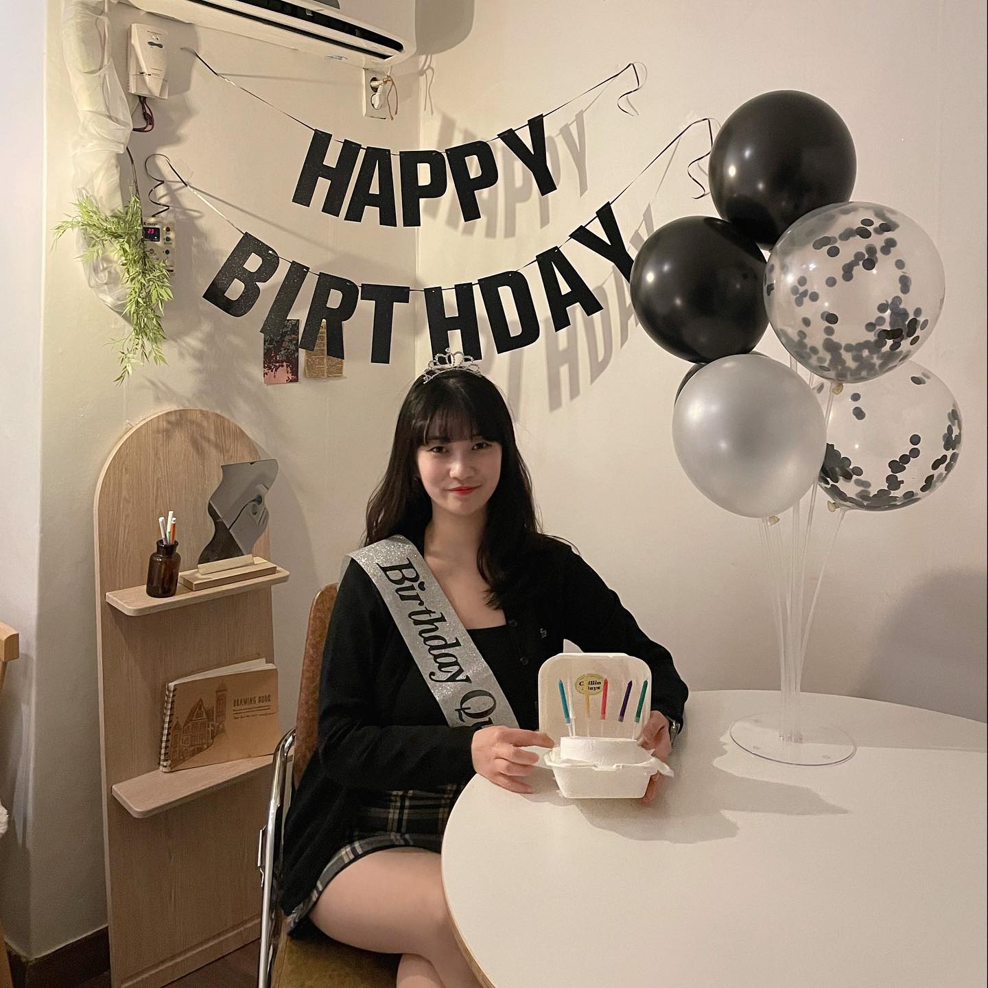♥️1월19일, HBD♥️

1월 초 부터 시작되었던 
나의 28살 생일파티 🎂

좋은 사람들과 함께 할 수 있어서 너무나도 행복했던 하루들 

제가 더 잘할게여 ㅠㅠ🫶🏻
고맙고 또 감쟈합니다🤍

#6월부터 #다시 #27살 (?)