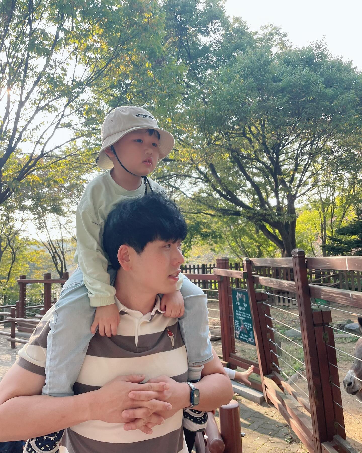 20231015
.
오랜만에 인천대공원🍁
단풍도 예뻤고 날도 선선하니 딱이었다.
동물원도 가고 비눗방울 만들며 놀기도 하고 전에 탔던 다인용 자전거는 이미 대기표까지 매진되서 아쉽게도 못탔지만 다음엔 꼭 타자🚲