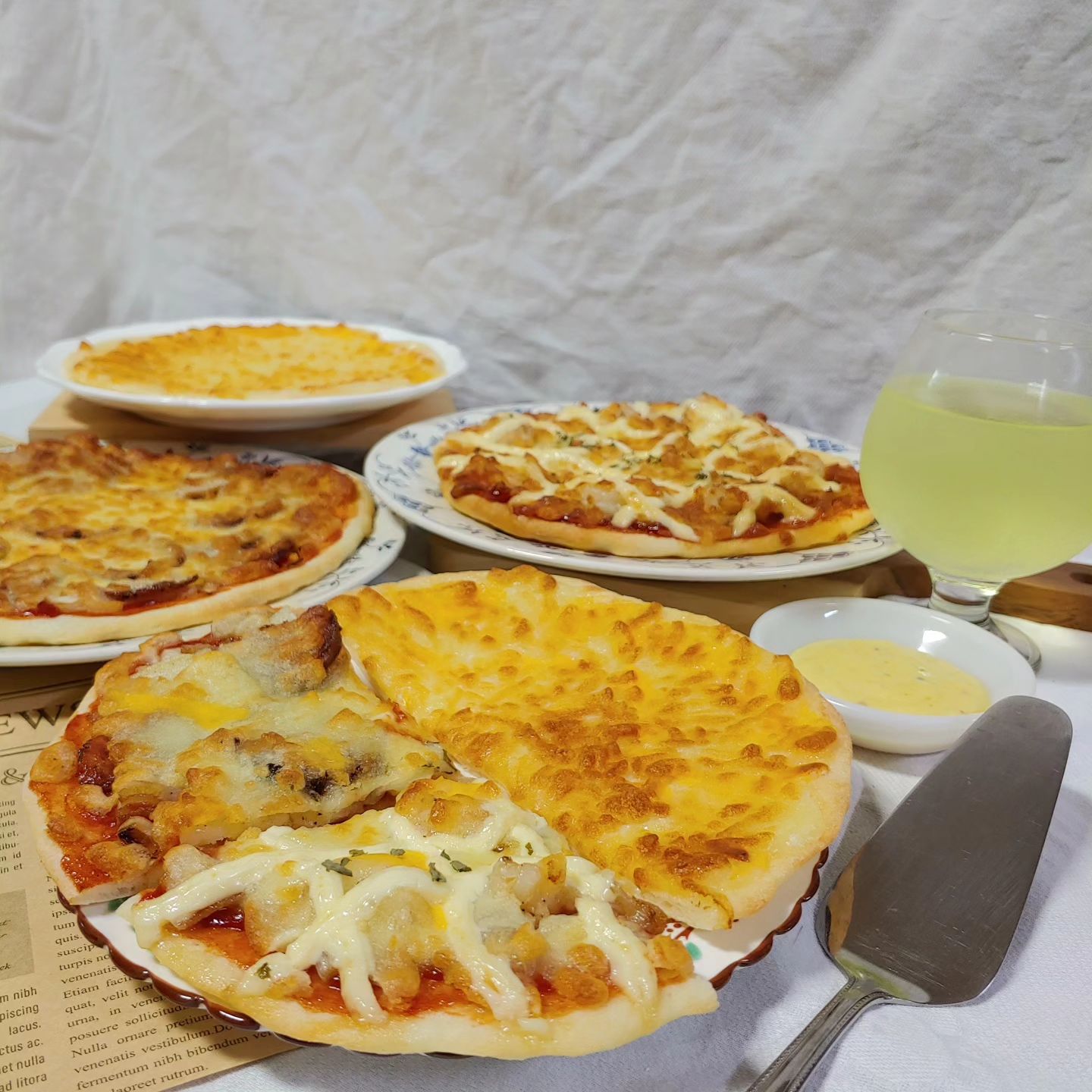 Homemade pizza 🍕

-쉬림프 피자
-살라미 피자
-치즈 피자

3가지로 만들어봤어요!!

치즈 피자는 여러분이 생각하시는 것과는 다른 조금 달콤한 치즈 피자예요!

동생이 예전에 급식에서 먹었던 피자를 먹고 싶다고 해서 생각해서 비슷하게 만들어 개발?했어요 ㅎㅎ🤭

그리고 페퍼로니가 없어서 만든 살라미 피자랑

감바스랑 새우크림파스타 해먹는다고 잔뜩 사둔 새우로 만들었어요

이번엔 뭔가 맛이 맘에 안 들기는 한데.. 그래도 뭐.. 먹을만은 했어요😁
.
.
.
.
.
.
.
.
.
#피자 #피자만들기 #쉬림프피자 #새우피자 #페퍼로니피자 #치즈피자 #살라미 #pizza #cheesepizza #티콤챌린지 #티젠 #티젠콤부차 #콤부차