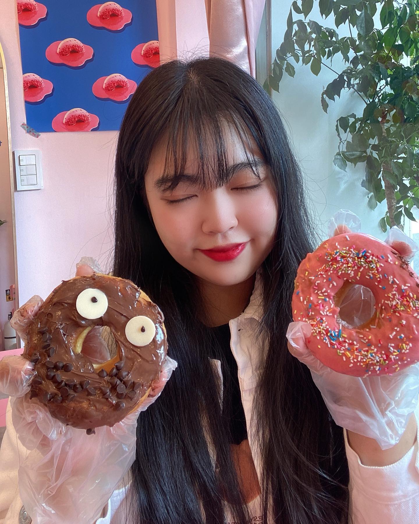 #협찬 #또우넛 
군포에 존맛탱 도넛집 생김쓰~~
빨리 안가면 빈 쟁반만 보게 될 맛집🥰
누텔라 도넛 먹으면 서터레스 다 날라감🙏🏻
핑크핑크한 매장이 넘 귀여운데 그거에 잘 어울리는 핑크 도넛
기왕 찌는 살 존맛탱 먹고 찌자^___^💕
담엔 생크림 뿌수러 가야즹🫶🏻
.
.
👉🏻당일에 만드는 수제 도넛 (오후에 가면 추가로 만들고 계심)
👉🏻흔한 레시피가 아닌 또우넛만의 레시피로 만든 크림 꾸덕 달달
👉🏻디자인이 예쁜만큼 맛이 👍🏻
.
.
📍경기 군포시 당동 729-15 1층
ddo_ughnut 
#군포디저트 #산본디저트 #산본도넛 #군포맛집 #군포카페추천 #군포디저트카페 #산본디저트카페 #산본카페 #산본도너츠 #산본도넛 #산본맛집 #산본가볼만한곳 #군포가볼만한곳 #도넛전문카페