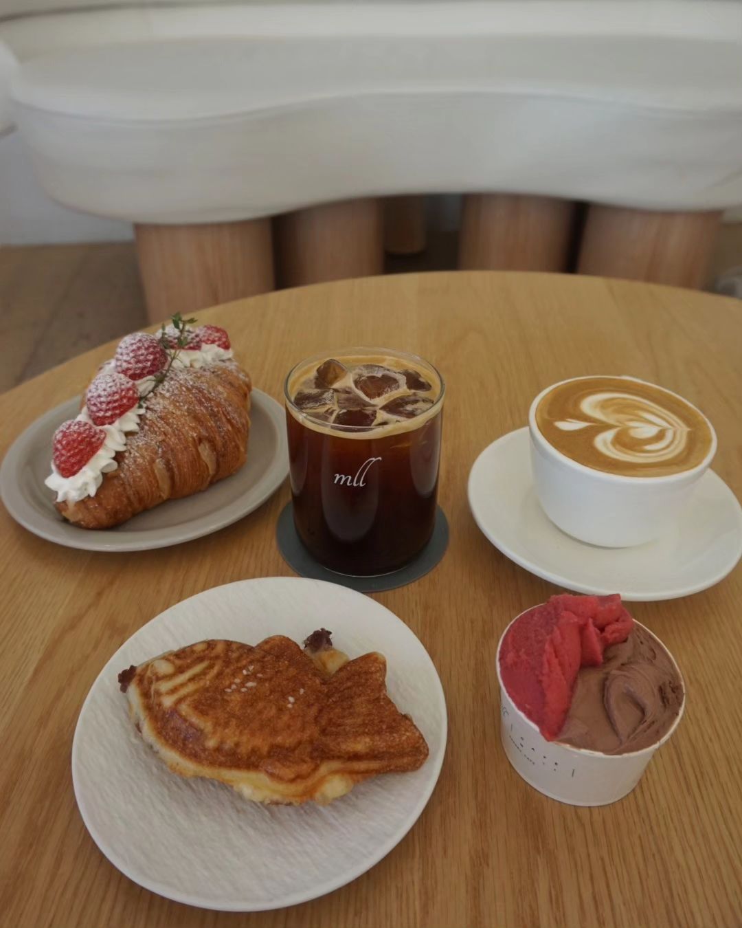 #협찬
✨️담양 카페밀(mll_coffee_co)

전남 담양군 수북면 한수동로 578
전화번호: 0507.1449.5780
영업시간 : 매일 11:00 - 20:30(라스트 오더 20:00)
주차: O

✔️주문메뉴
아메리카노(5,800원)
수제바닐라빈라떼(6,800원)
젤라또 (2가지맛, 6,000원)
소금 붕어빵 (3,800원)
딸기 생크림 크루아상 (6,500원)

주말에 우리가족 담양 드라이브🤎 12시쯤 베이커리 정말 많이 나와요~추억의 디저트 나왔다는 소식듣고 소금붕어빵먹으러😆 젤라또 쫀득하니 맛나다아!

#담양카페밀 
#담양베이커리카페
#자세한후기는블로그에