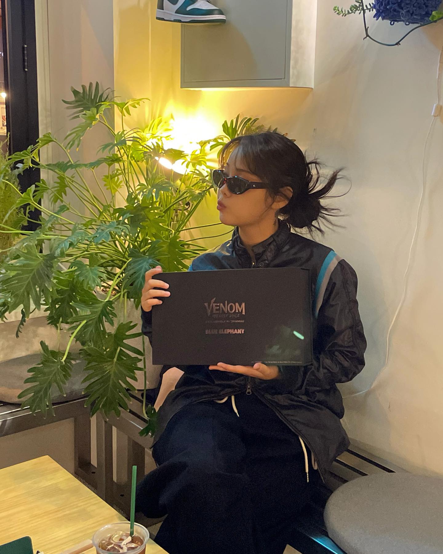#광고 blueelephant.co 
베놈과 블루엘리펀트의 역대급 콜라보🖤

베놈 시리즈 기다리고 기다렸는데 드디어🥹
베놈3: 라스트댄스 국내 개봉을 기념해 
요즘 핫한 아이웨어 브랜드 블루엘리펀트와 협업한 
스페셜 콜라보 키트가 나왔어요! 나좀 베놈느낌나나? 

성수 플래그쉽 스토어에서 팝업도 진행중이니
직접 체험해보고 인생샷 건지러가쟈

#블루엘리펀트 #BLUEELEPHANT #블루엘리펀트베놈 #eyewear #venom #블루엘리펀트선글라스 #베놈