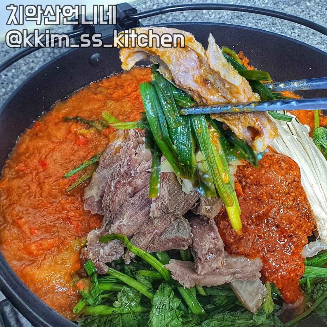 #협찬 #킴쓰키친 #치악산언니네
안녕하세요:) 염소가 여자한테 좋다는 말을 안 뒤로부터
염소탕맛집을 찾기 시작했는데요~!☺️
그 중에서도 치악산흑염소요리전문점🤍🤍🐐
오프라인에서도 많이 판매되고 있고
염소전골을 밀키트로도 판매중인 치악산언니네 염소탕을
소개해드릴려고 합니다😋😋 (냉동실쟁겨놓고싶음!!)

1-2인분 정도의 양으로 육수와 흑염소고기, 부추, 들깨, 소스
생강부터 곁들여 먹을 수 있는 양파장아찌까지 
제대로 챙겨주시더라구요😆
다 넣고 끓이기만 하면되는 간편함!! 
오랜시간 정성을 들여서 끓여진 사골 육수를 이렇게 
간편하게 먹을 수 있다니 너무 좋아진 세상 아니겠습니까🤭
육수가 넉넉하게 많아서 저는 당면을 추가했어요❤️🤤
염소고기 처음드시는 분들은 ~!!
냄새때매 거부감이 있을 수 있는데 🥹🥹
치악산언니네 흑염소탕은 전혀 냄새가 안나서 좋더라구요😉

육수부터 야채, 염소고기, 소스까지 다 들어있으니 👍🏻
집에서 간편하게 몸보신 하기에도 좋고 오늘 어버이날인데
부모님 선물로도 왕왕❤️‍🔥❤️‍🔥추천드립니다!
고기도 잡내가 안나고 부드럽고 맛있더라구요! 😋👍🏻
몸보신하기 좋은 흑염소탕🤍
오늘도 kkim_ss_kitchen 잘 먹었습니다.🙇🏻‍♀️