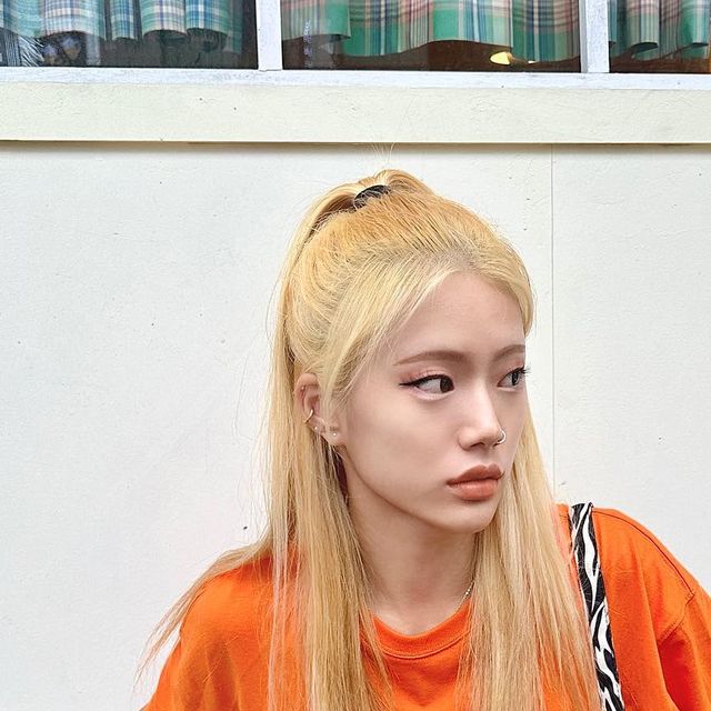 ZAVE✨ on Instagram: "오늘 컬러는 오렌지🍊🧡 쨍한 색감과 편하고 좋은 하드지머 더블라인로고◡̈⃝ #협찬 #하드지머"