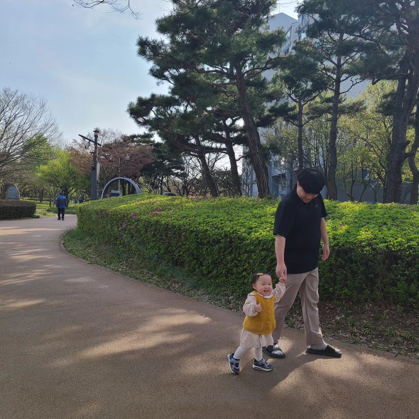 아빠랑 손꼭잡고 총총총🏃‍♀️🏃‍♀️🏃‍♀️

기여운 아가 👶🏻👶🏻👶🏻

아빠랑데이트 즐겁

#14개월아기
