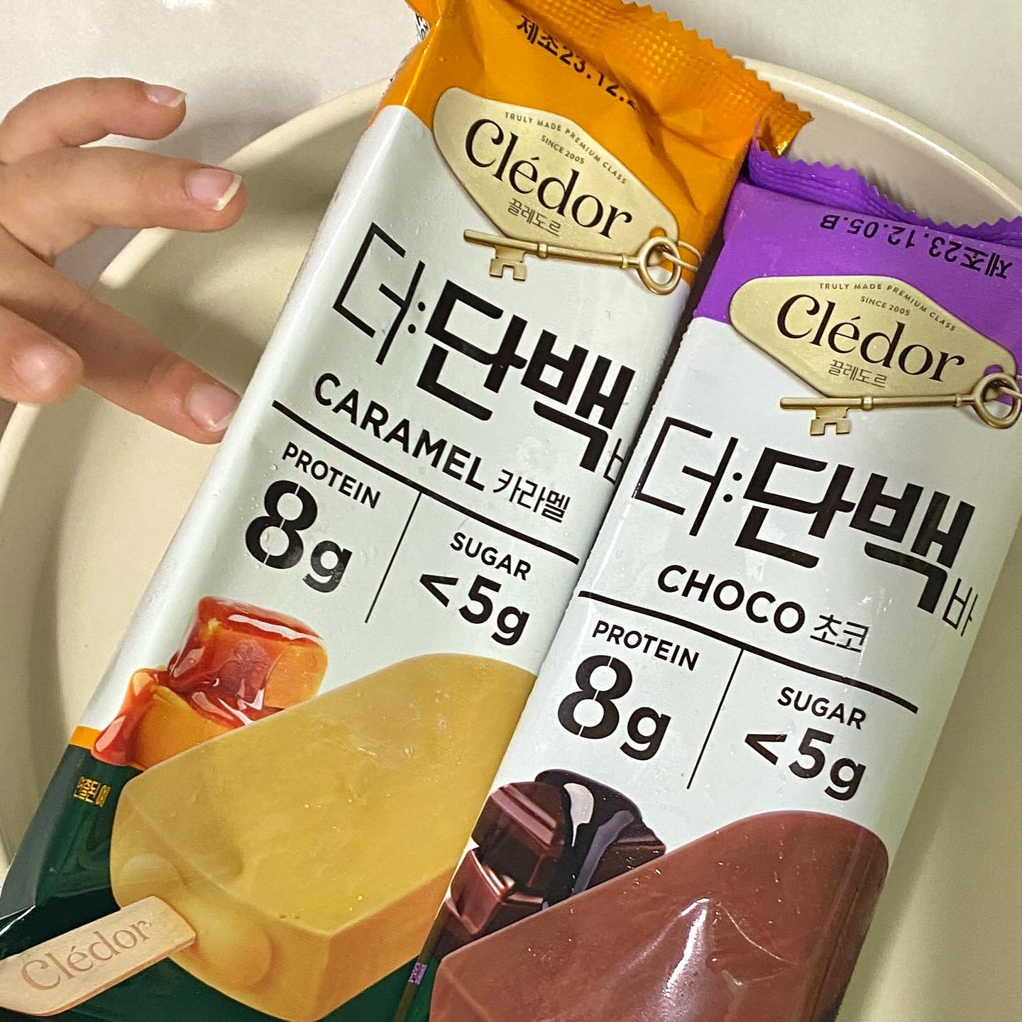#협찬
[빙그레 끌레도르 더단백바]
⠀⠀⠀⠀⠀⠀⠀
가까운 편의점에서 만날수있는
✐ 끌레도르 더단백바 초코
✐ 끌레도르 더단백바 카라멜

제품당 단백질 8g, 당류 5g미만 함유로
당걱정은 덜며 단백질은 보충하기〰️
진하고 달달한 단백질 아이스크림🍦
다른 아이스크림에 비해 단백질 함량이
높아서 그런지 확실히 배부르더라구요🤭

#끌레도르 #더단백바 #단백질아이스크림
#다이어트간식 #운동간식 #식단 #빙그레
#끌레도르 #더단백 #끌레도르아이스크림