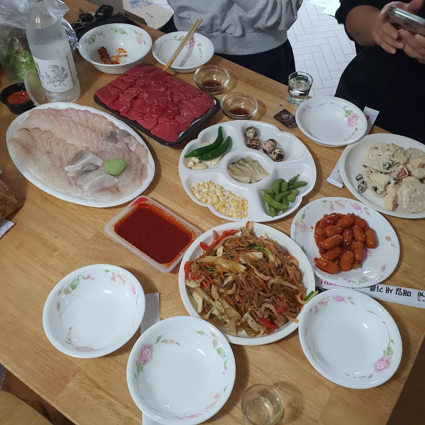 .
이 조합 넘흐 좋으다
넘나 오랜만에 사인방 완전체 모임

불금 달려라 달려라 ☆☆☆☆
시간가는줄 모르고  밤새도록 조잘조잘

회,육사시미,닭발,잡채,연근샐러드,쏘야볶음,마늘쫑

#불금에달렸음
#육사시미
#광어회
#수제닭발 
#엄마도신나고아이들도신나고
#하남사인방