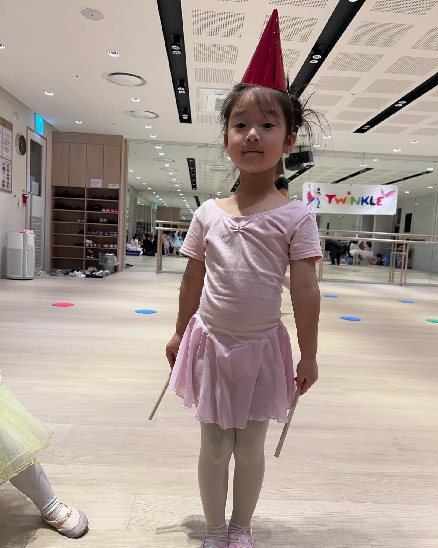 트윙클영어발레 작은 발표회
.
.
이번엔 딸래미 문센 발레수업 발표?회...ㅋㅋㅋ
내딸이라 그릉가 제일 잘 하눈거 같ㄷ 
근데왜 가디건을 안입냐고.... 겨울인데.... 다들 긴팔인데 너만 반팔이야.. 덥디고 벗어재끼는.... ㅋ.ㅋ 
그리고ㅋㅋㅋㅋㅋ살아있는 표정들이킬포 ㅋㅋㅋㅋㅋㅋㅋㅋㅋ
뭐가 그리 아련한데 ㅋㅋㅋㅋㅋㅋ슈즈 코사지 떨어질때까지 열심히 흔들어재꼇고 마지막엔 창작까지 하고 오심
잘했어 너무이뻐 🥹🩷
.
.
#문센 #트윙클발레 #피노키오  #인어공주 #작은발표회 #막둥이동생 #누나만보면꺄르르 
.
.
#아들들 #딸 #신남매 #남매스타 #육아 #일상