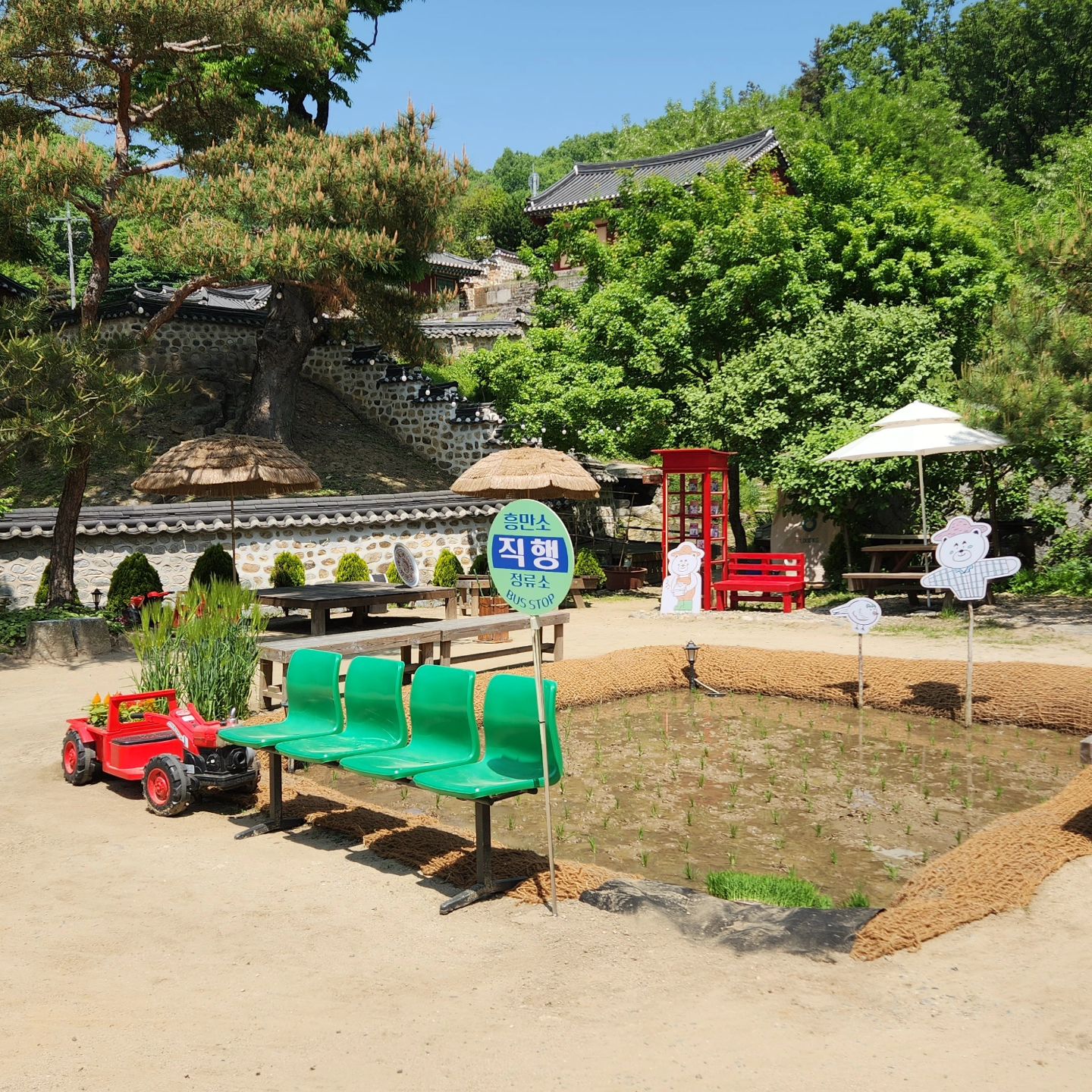 그냥저냥....
나들이하기에 좋은 날
꼭 가보고, 가야지 했던 나만의 리스트 중 한곳

이천 쌀크림빵 유명한 흥만소 
친정에 가는길에 겸사겸사 들려주기
우리동네도 쌀로만든 빵이 있어서 어떨지..음...
일단은 다녀온 걸로 만족하기....
빵 포장재료 는 아이디어가 굿~~ 인테리어 역시 중요하다고 느끼는 
나만의 맛집 리스트 이렇게 미션 완료!.

#이천맛집 #이천빵집 #이천흥만소 #크림빵집
#경기도카페 #경기도이색맛집 #이천가볼만한곳 
#빵지순례 #서울근교나들이